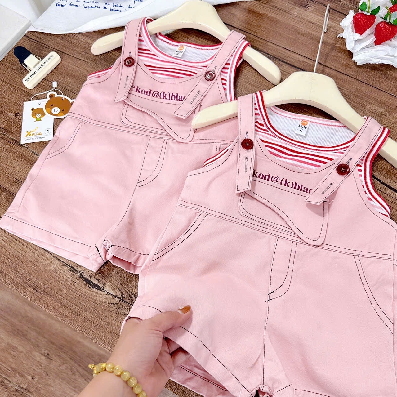 Sét yếm kaki hồng kèm áo xk bé gái