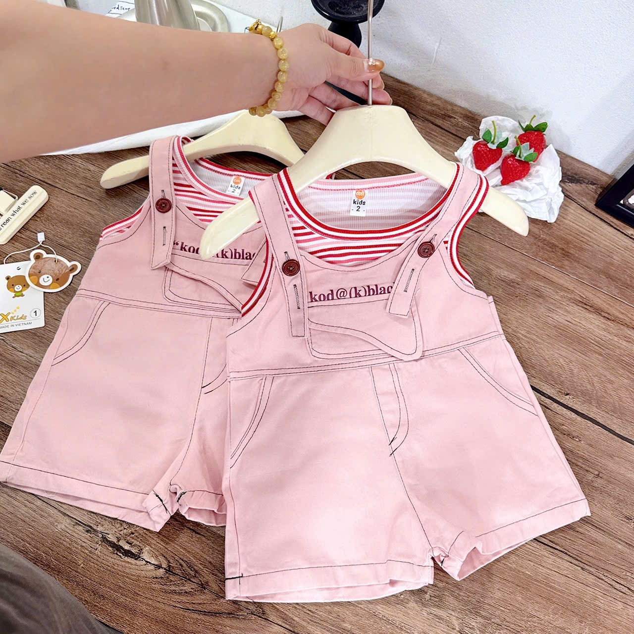 Sét yếm kaki hồng kèm áo xk bé gái