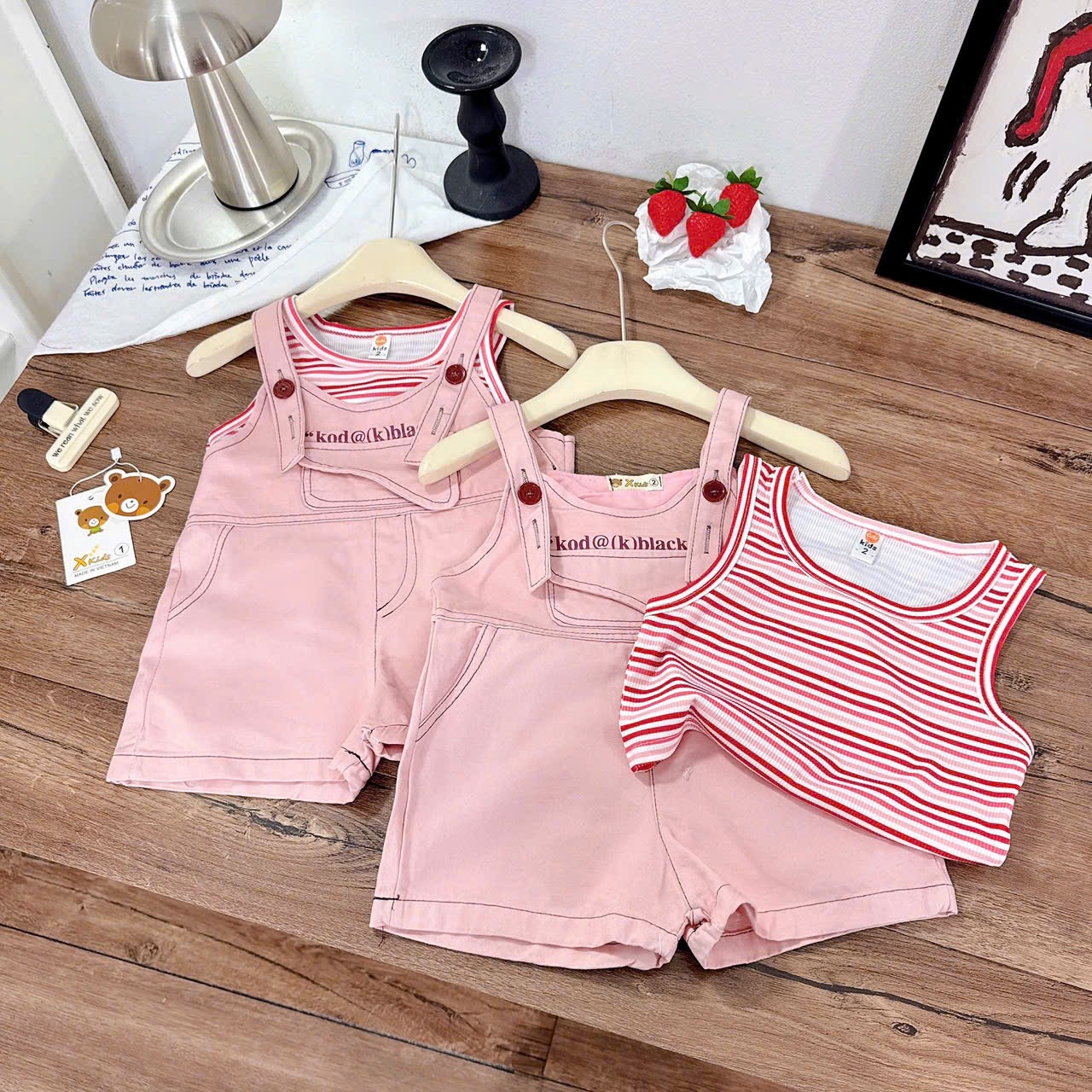 Sét yếm kaki hồng kèm áo xk bé gái