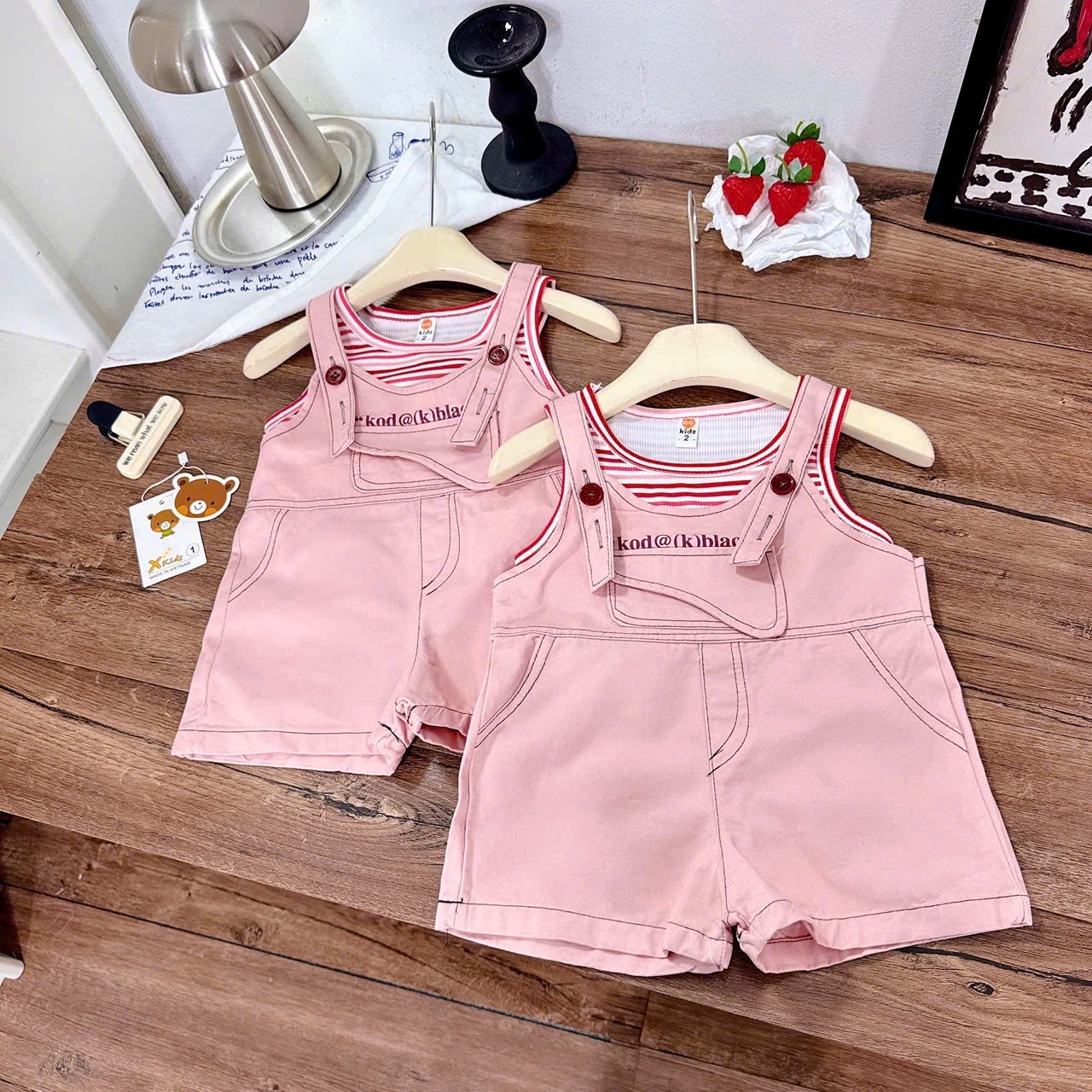 Sét yếm kaki hồng kèm áo xk bé gái