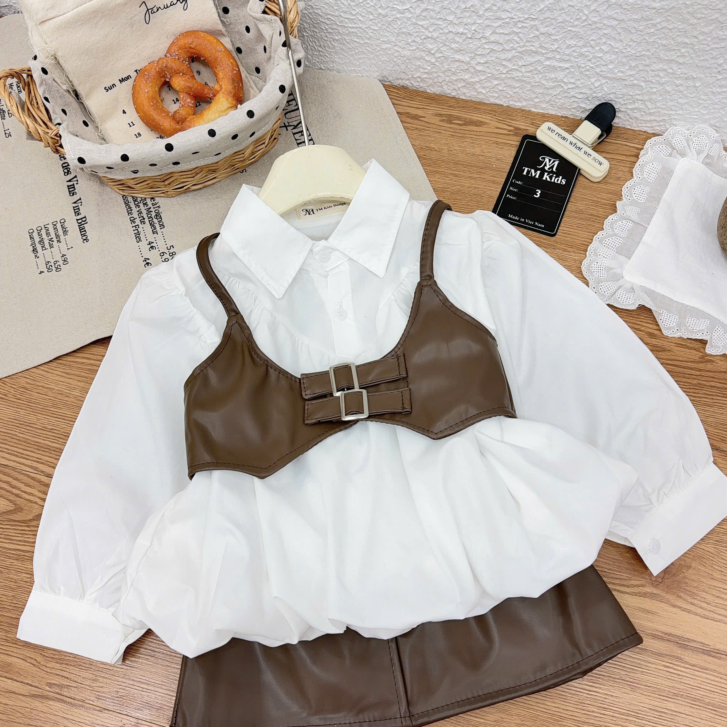 Sơ mi trắng dáng bồng xinh xắn Áo corset + chân váy da nâu cực sang