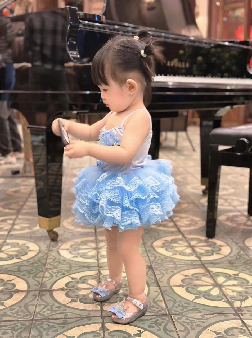 Váy 2 dây ren tầng hồng xanh bé gái