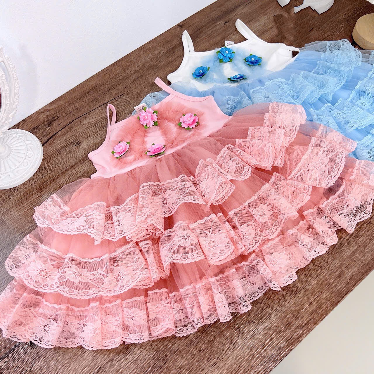 Váy 2 dây ren tầng hồng xanh bé gái