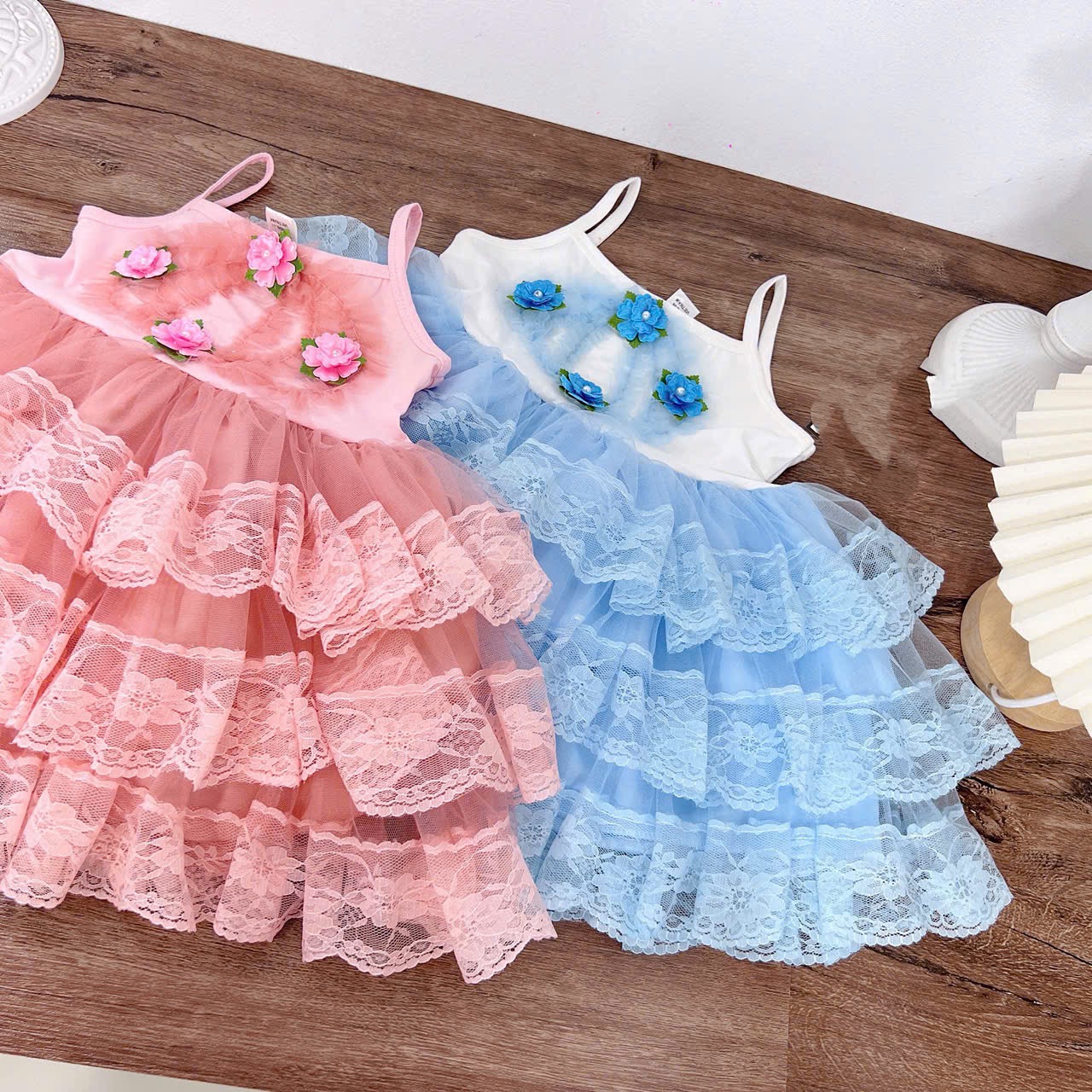 Váy 2 dây ren tầng hồng xanh bé gái