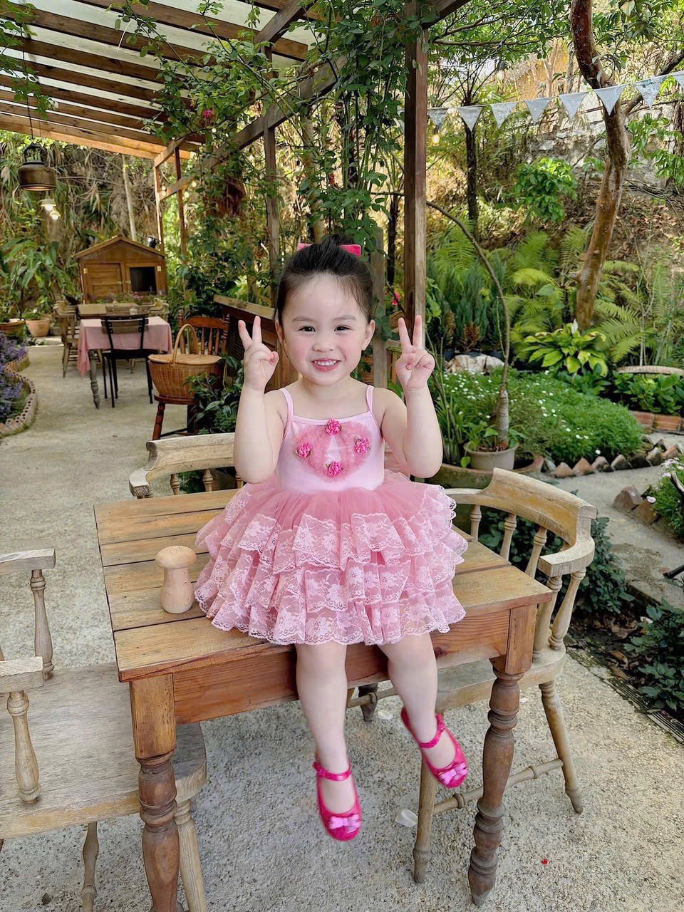 Váy 2 dây ren tầng hồng xanh bé gái