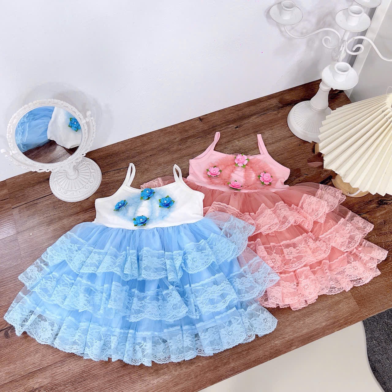 Váy 2 dây ren tầng hồng xanh bé gái