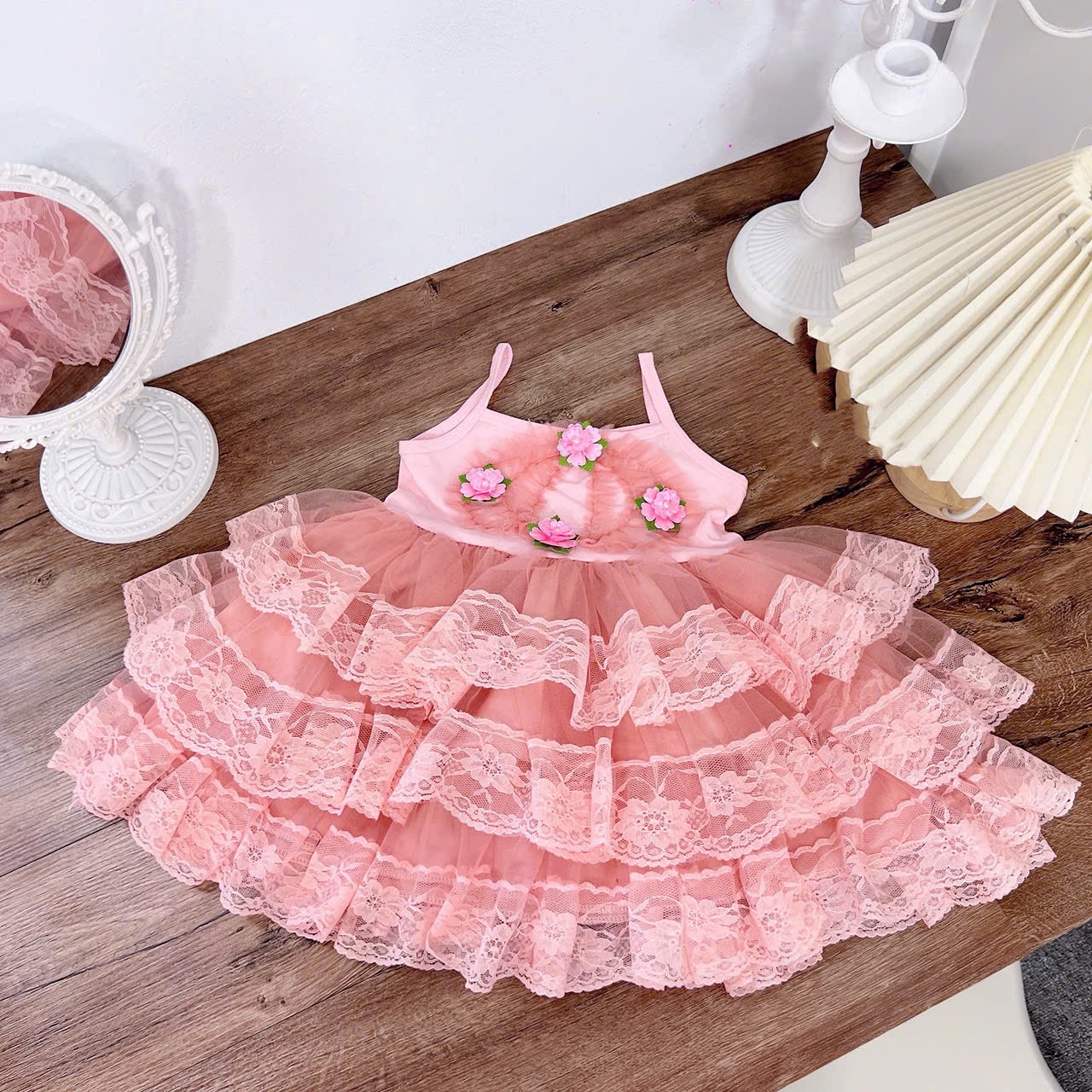 Váy 2 dây ren tầng hồng xanh bé gái