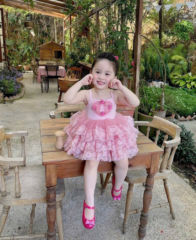 Váy 2 dây ren tầng hồng xanh bé gái