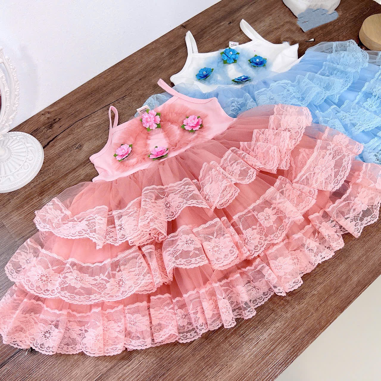 Váy 2 dây ren tầng hồng xanh bé gái