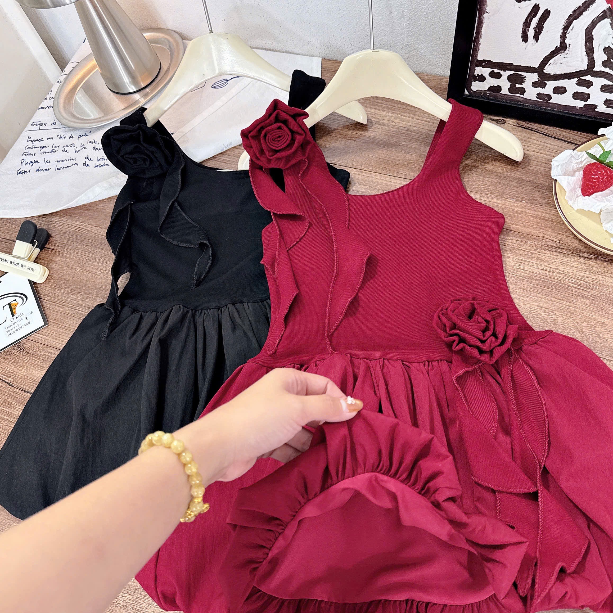 Váy 2 dây thân bồng tag hoa rời lt bé gái