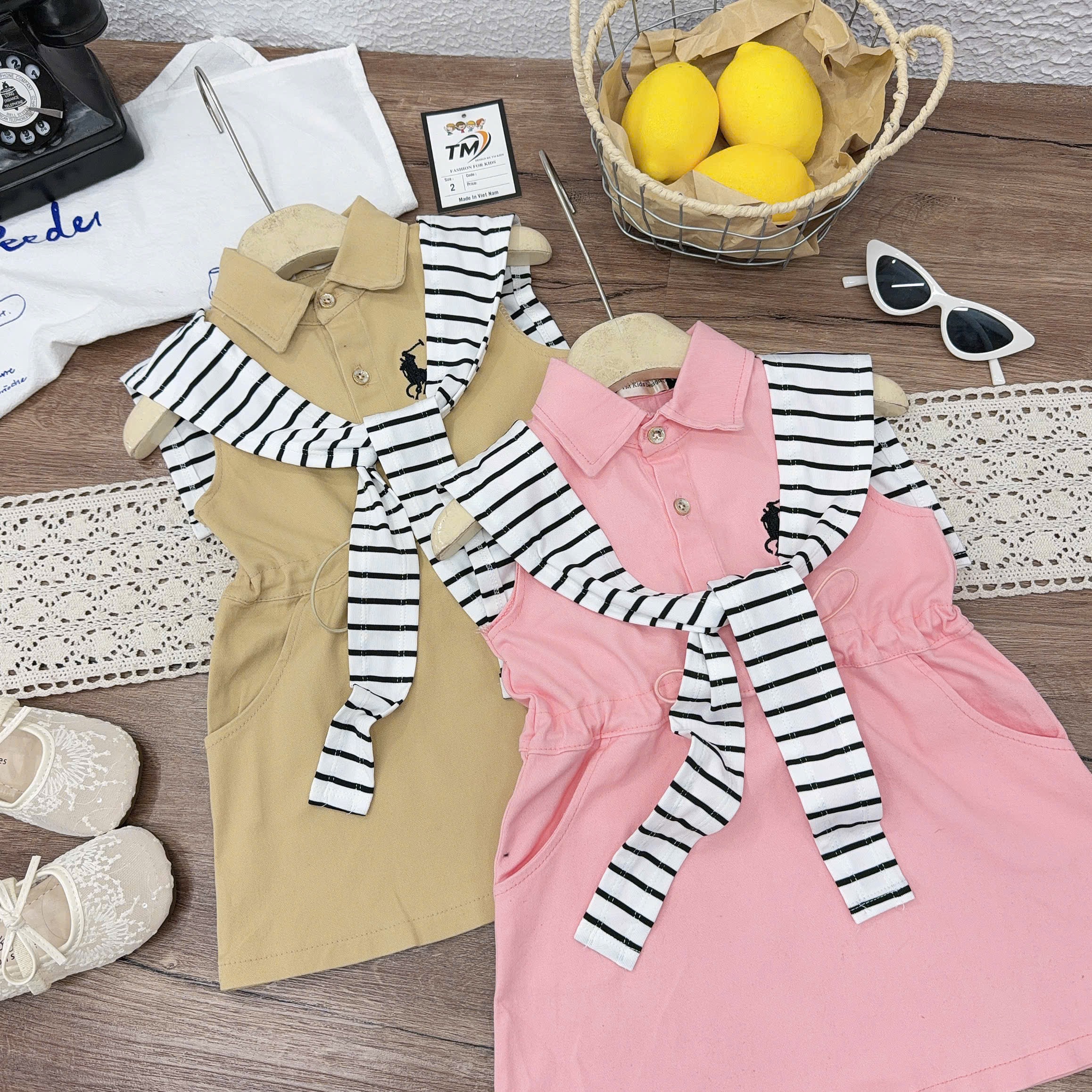 Váy bo eo kèm khăn kẻ bé gái