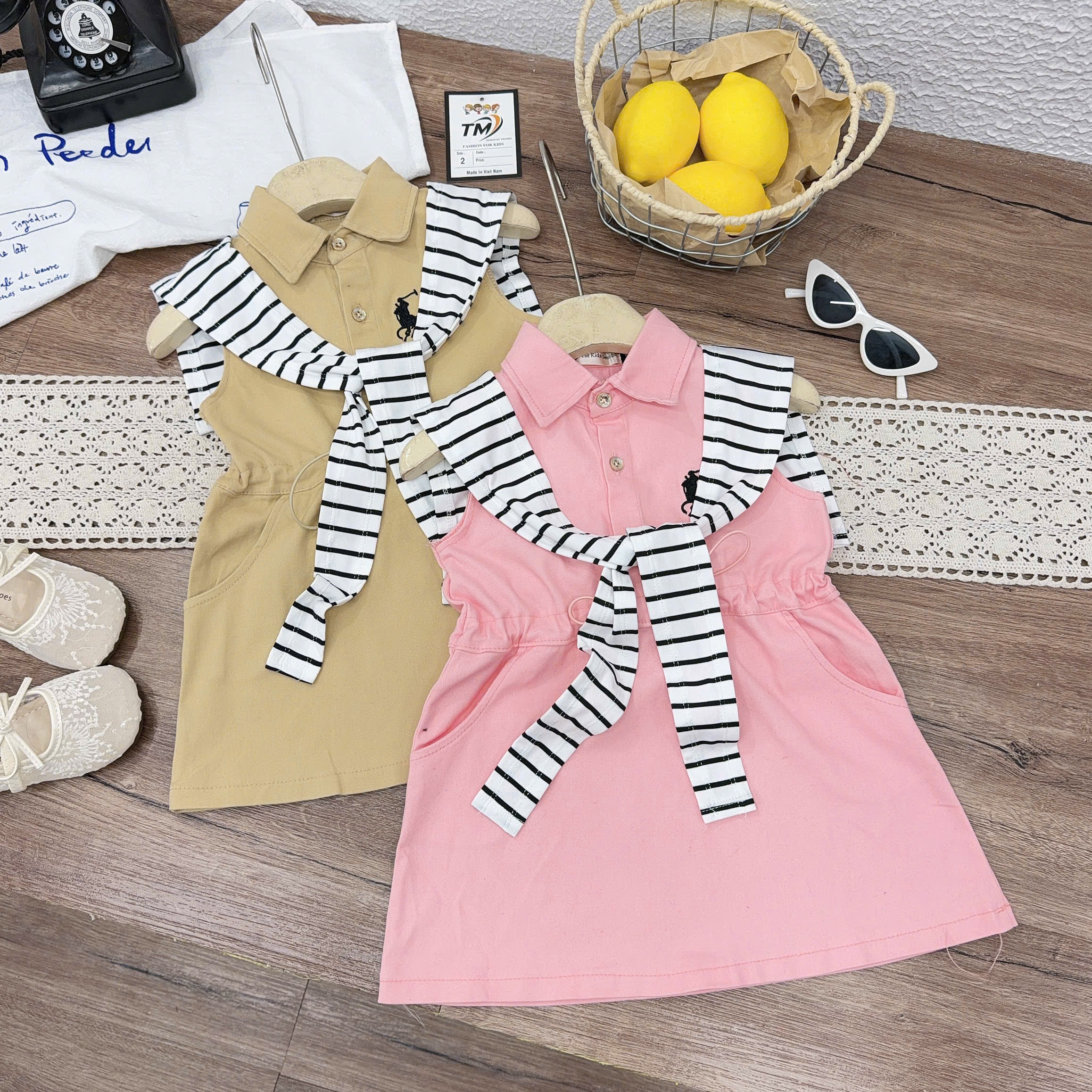 Váy bo eo kèm khăn kẻ bé gái