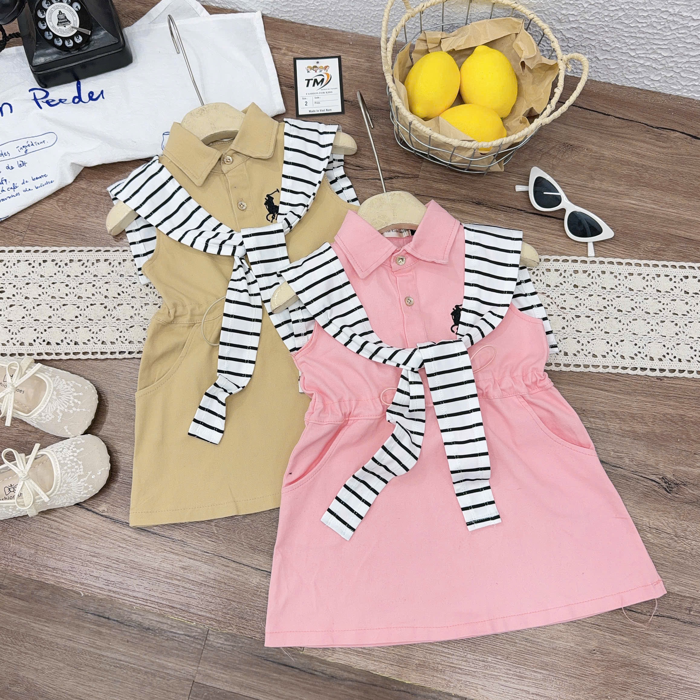 Váy bo eo kèm khăn kẻ bé gái
