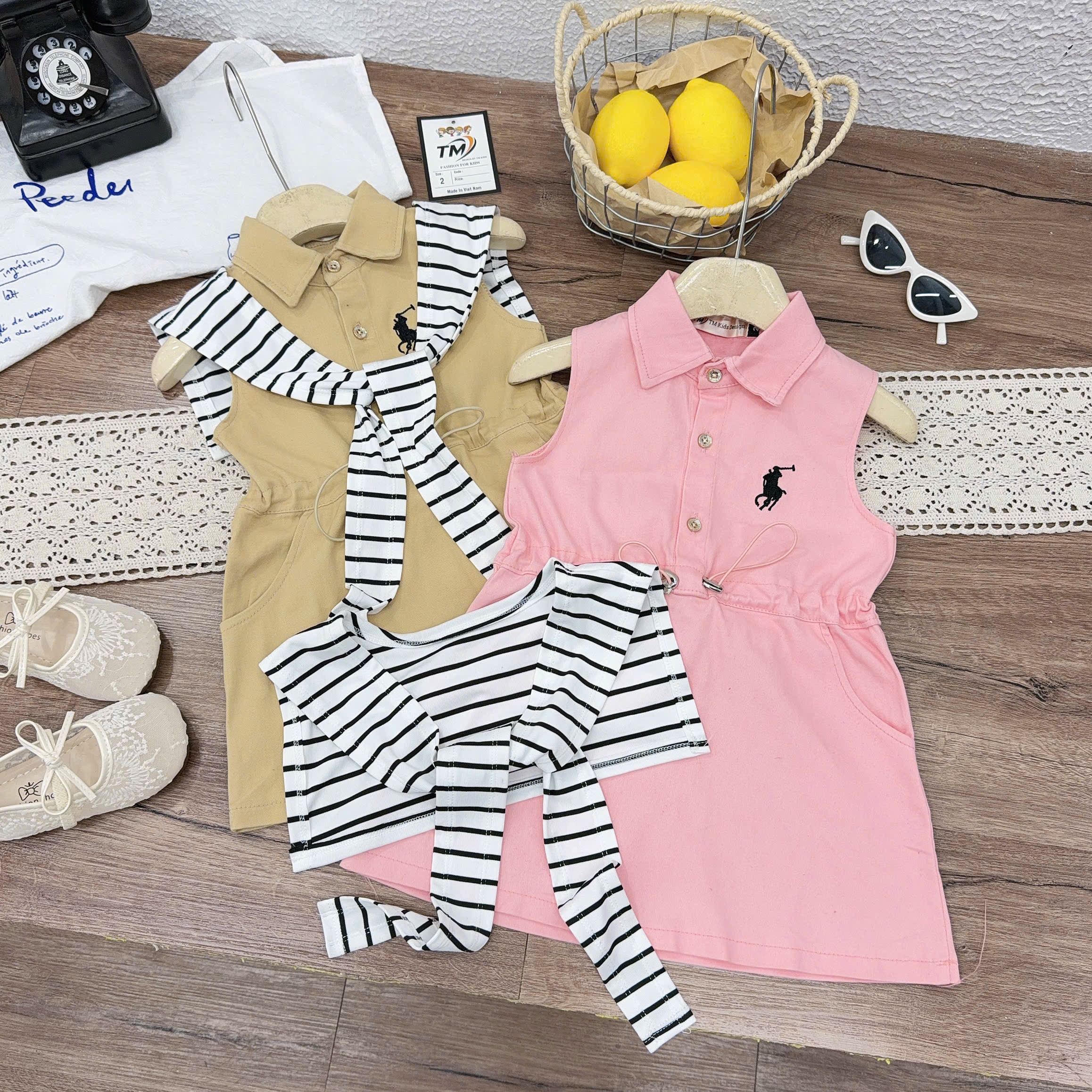 Váy bo eo kèm khăn kẻ bé gái