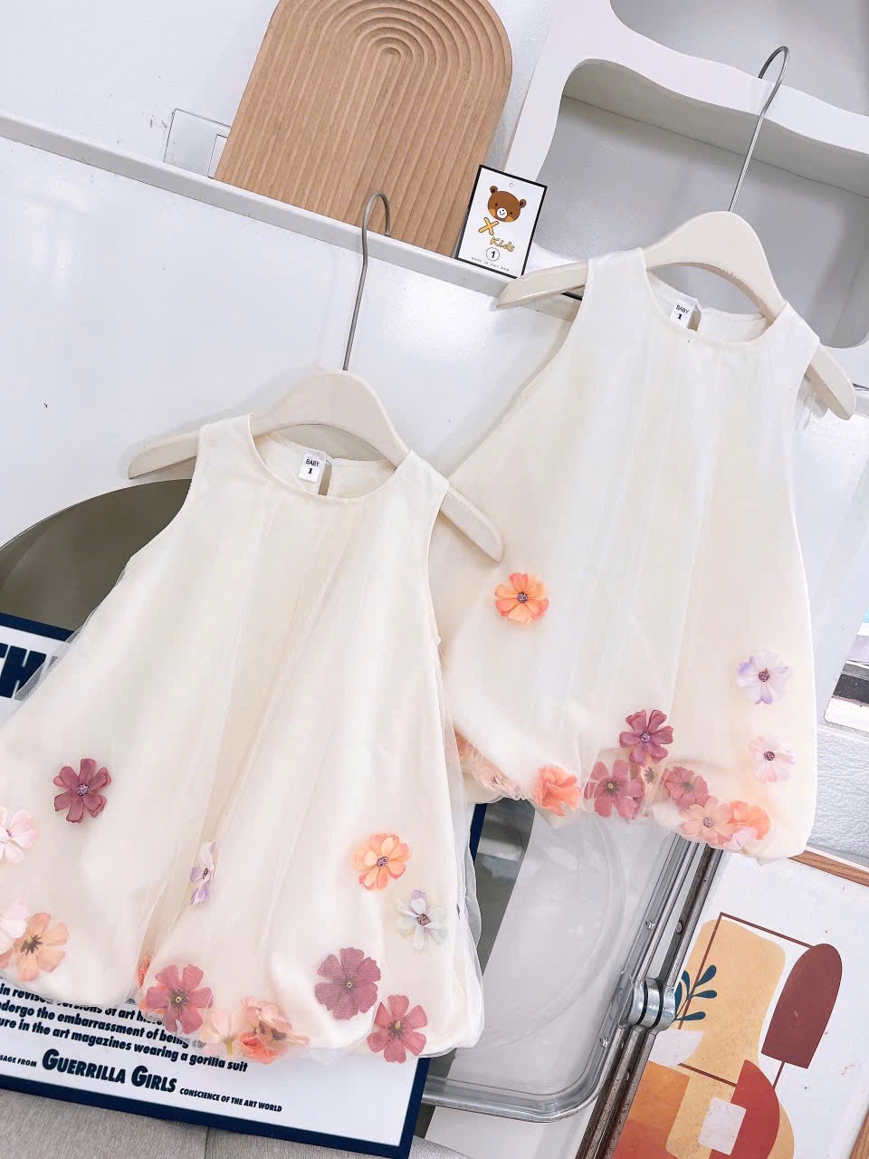 Váy bồng bí kem hoa rời bé gái