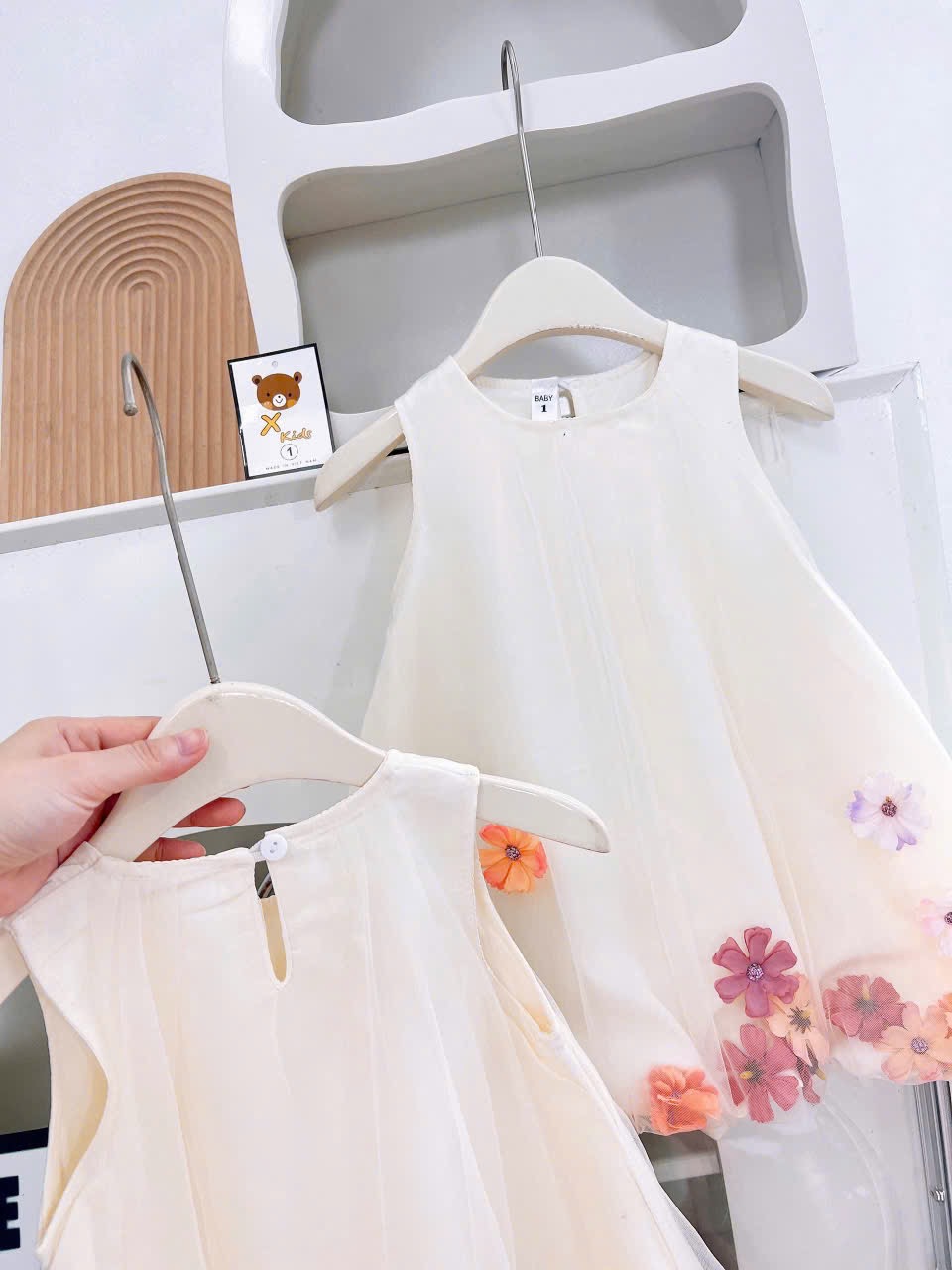 Váy bồng bí kem hoa rời bé gái