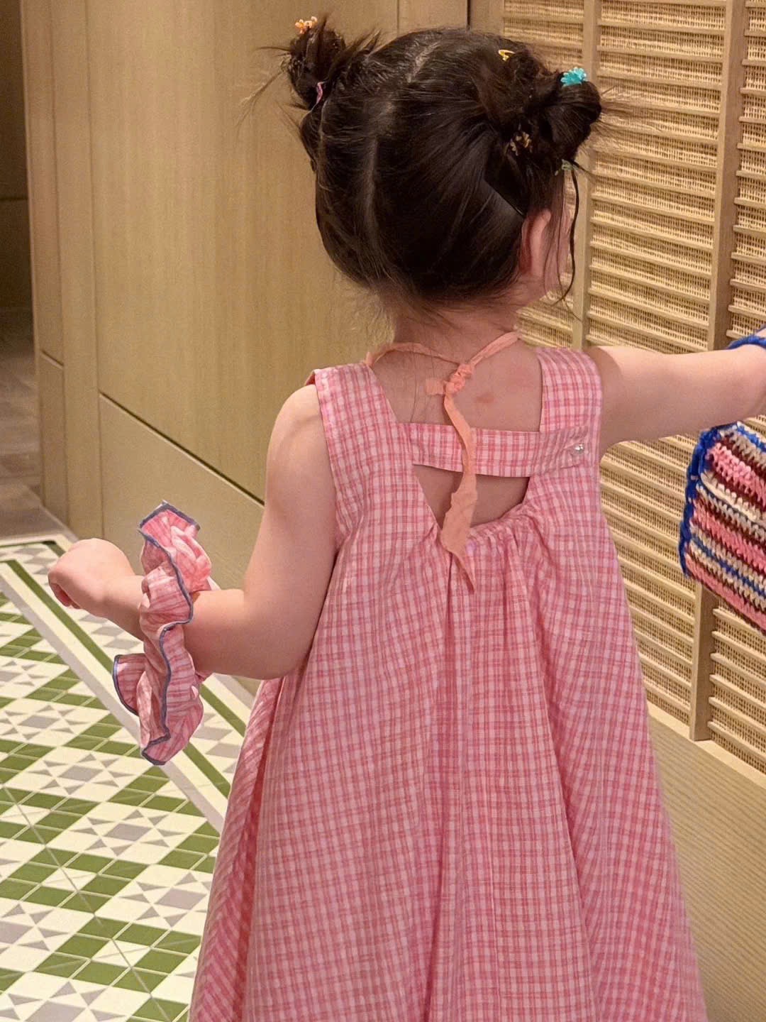 Váy caro thân bồng hoa thêu kèm buộc tóc bé gái