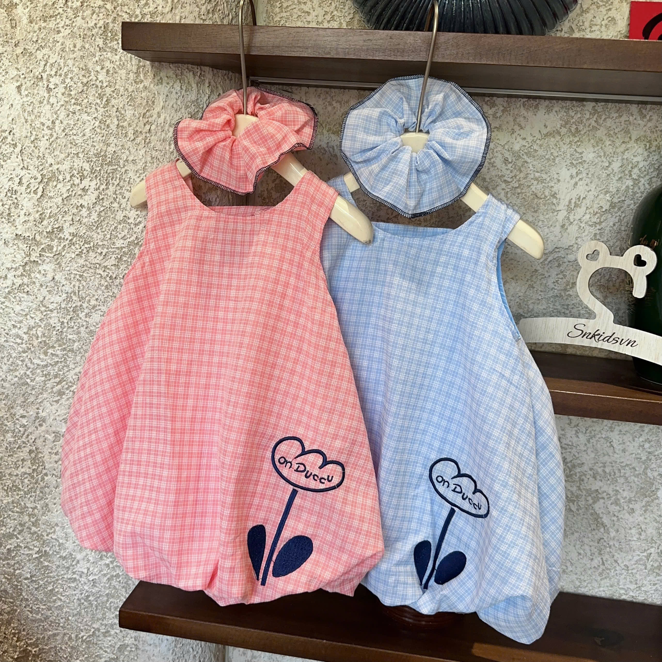 Váy caro thân bồng hoa thêu kèm buộc tóc bé gái