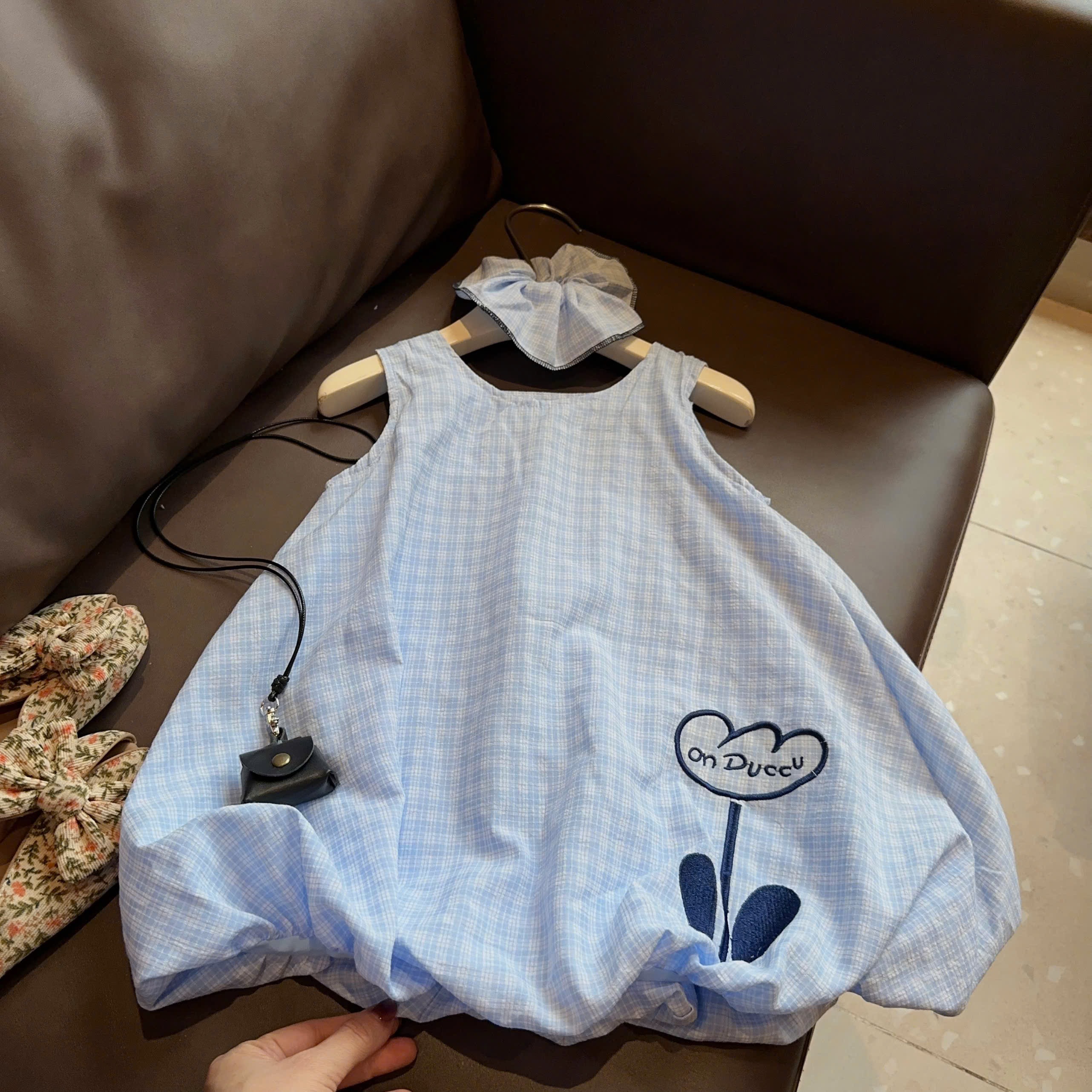 Váy caro thân bồng hoa thêu kèm buộc tóc bé gái