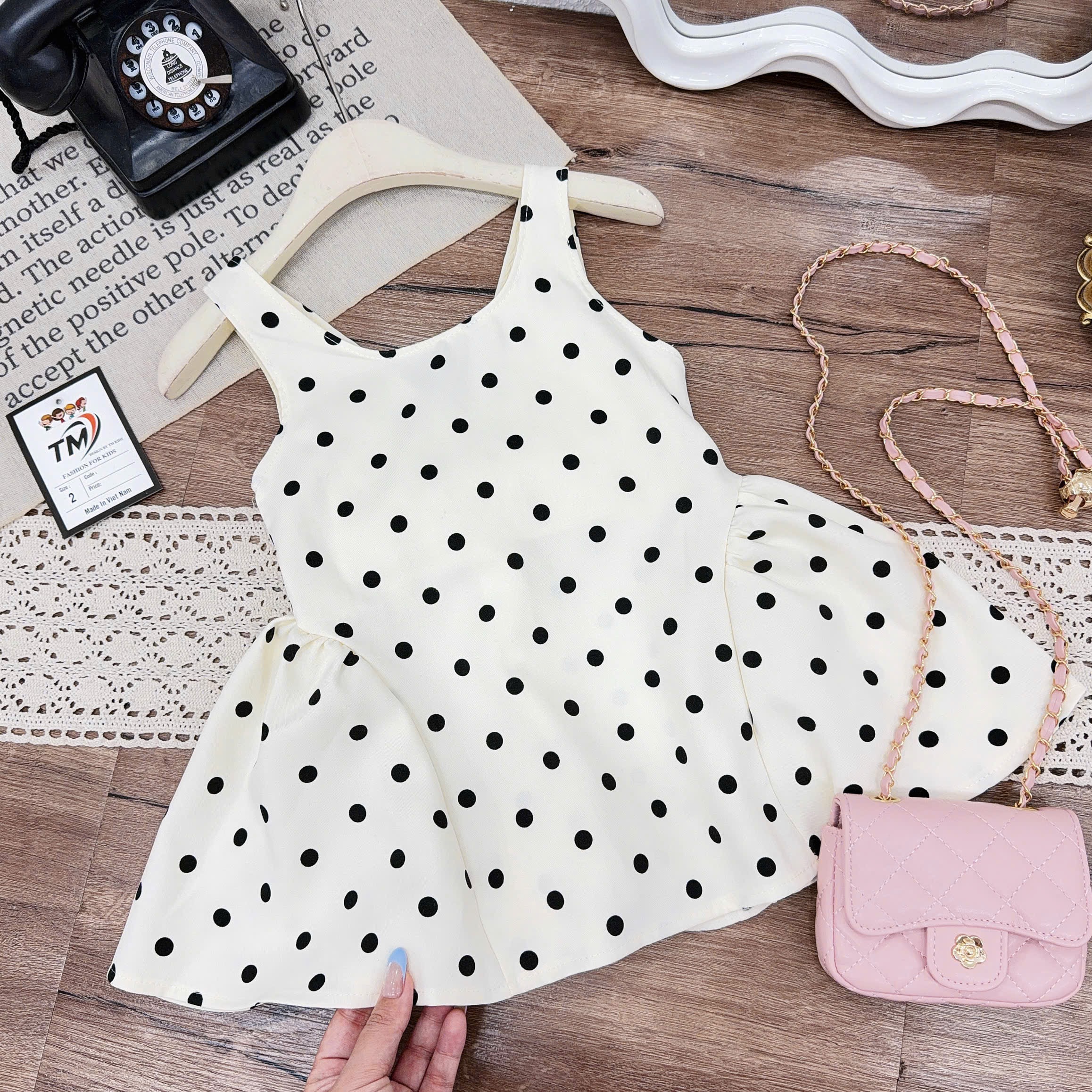 Váy chấm bi nơ sau bé gái