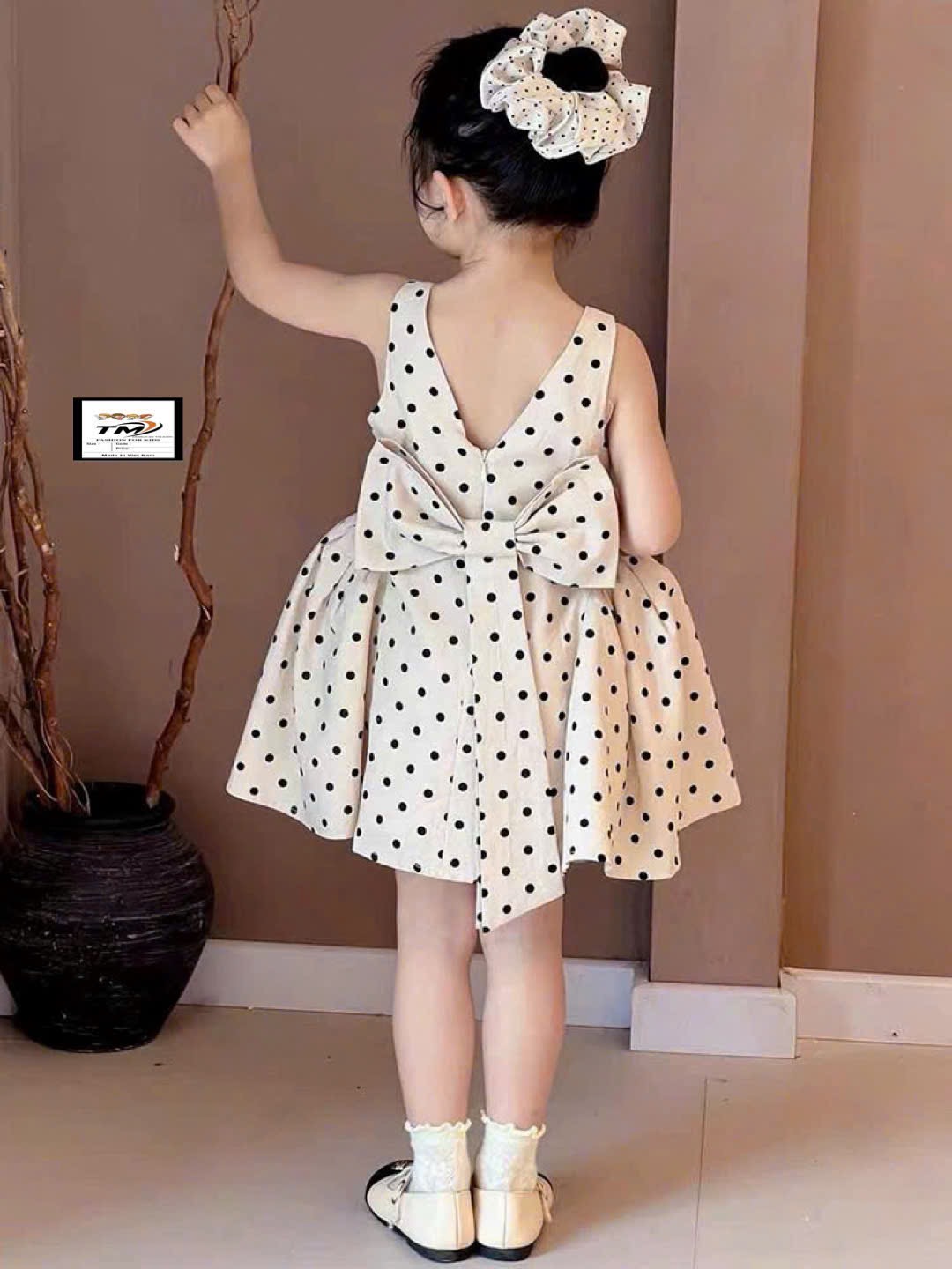 Váy chấm bi nơ sau bé gái