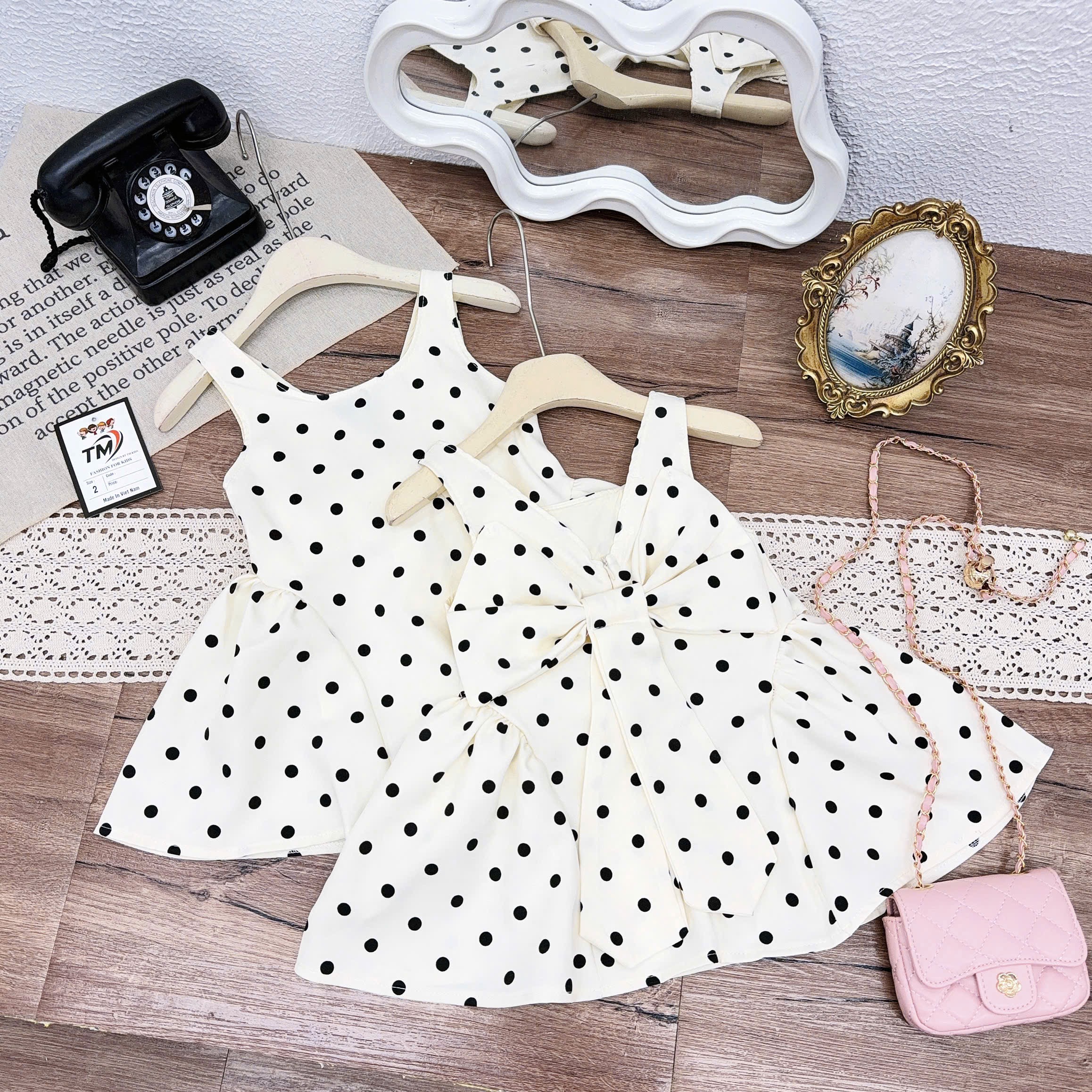 Váy chấm bi nơ sau bé gái