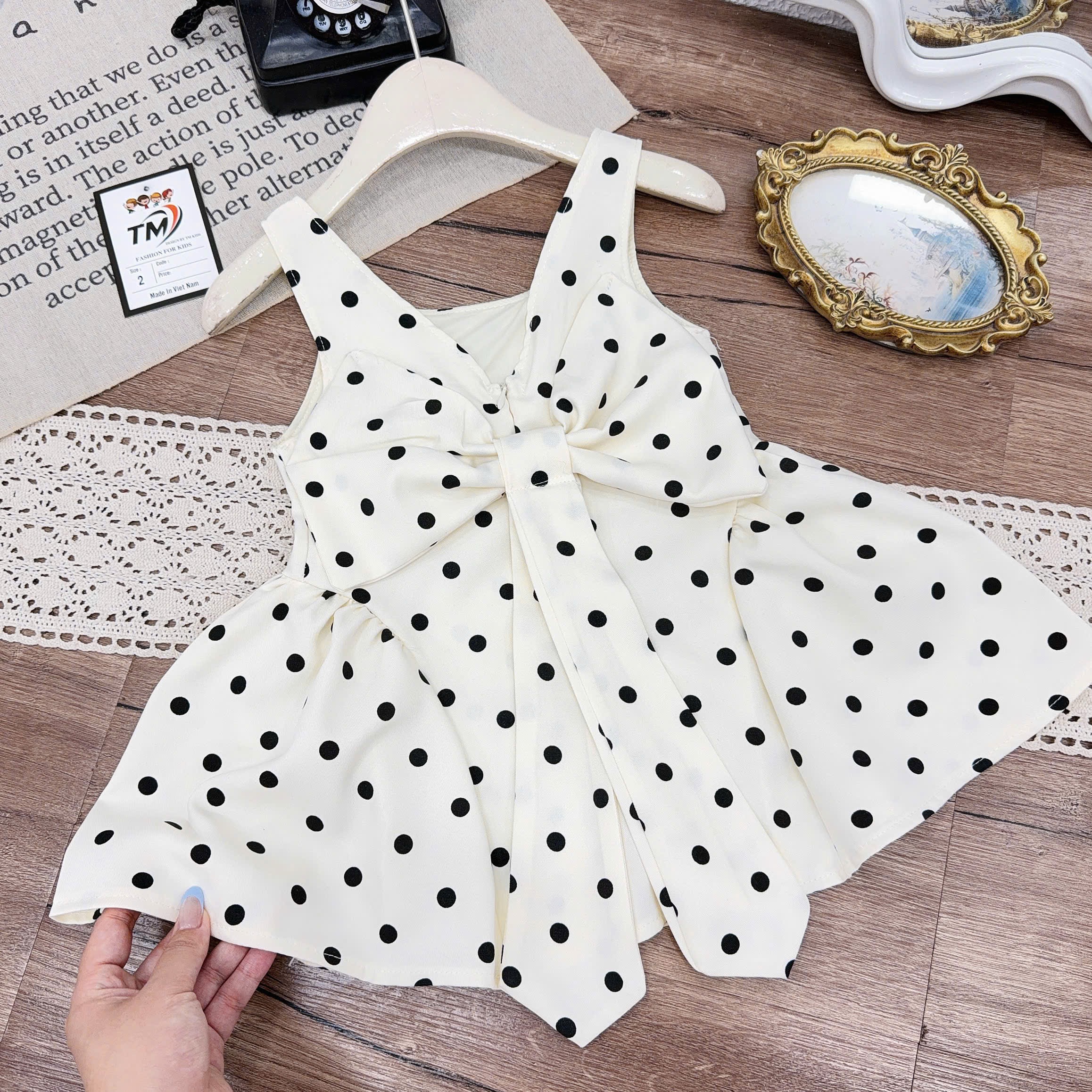 Váy chấm bi nơ sau bé gái