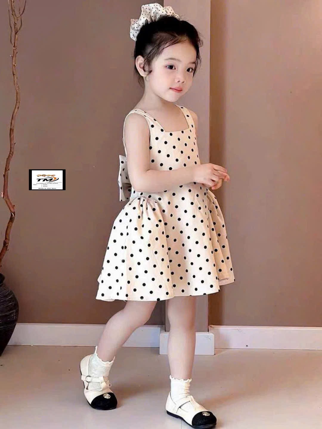 Váy chấm bi nơ sau bé gái