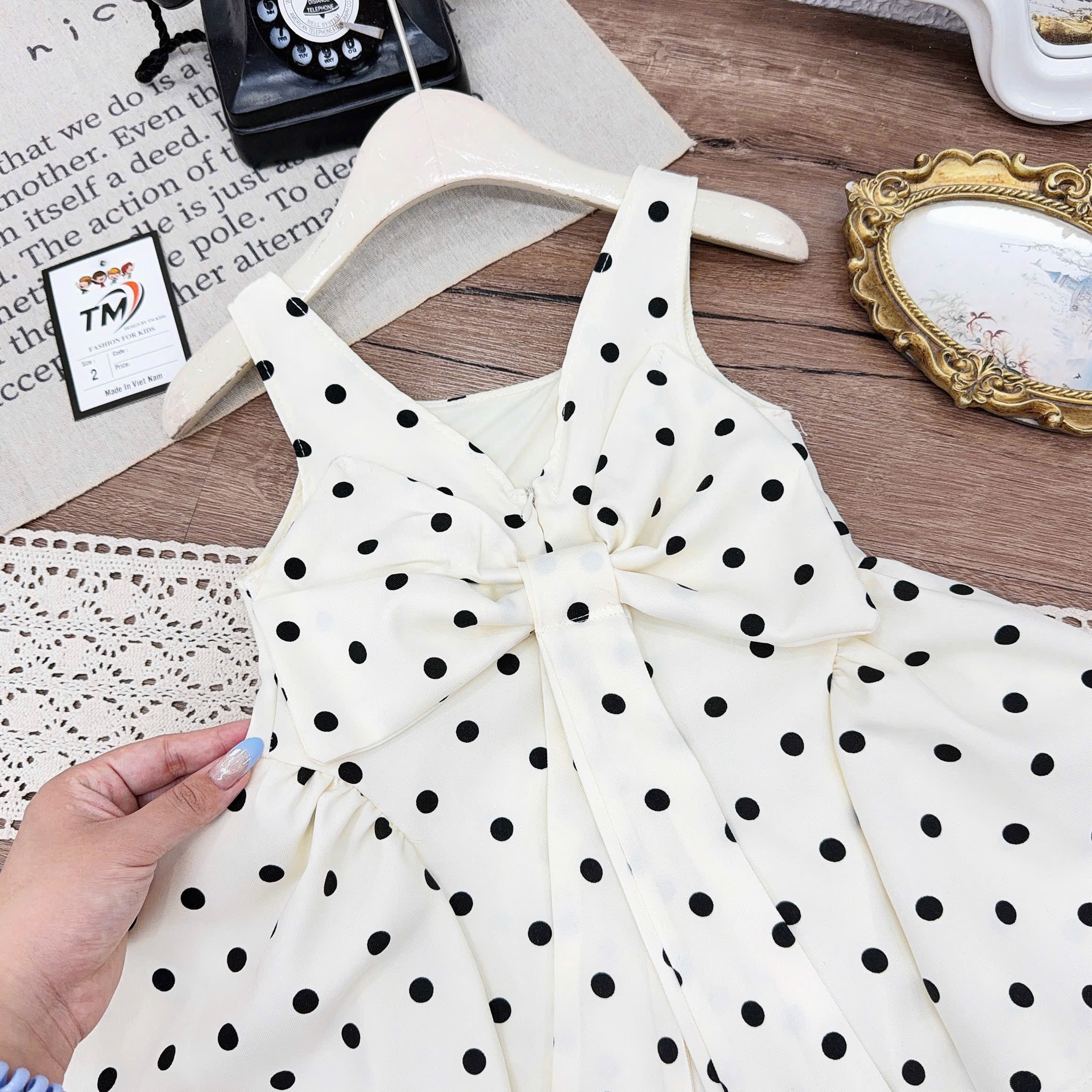Váy chấm bi nơ sau bé gái