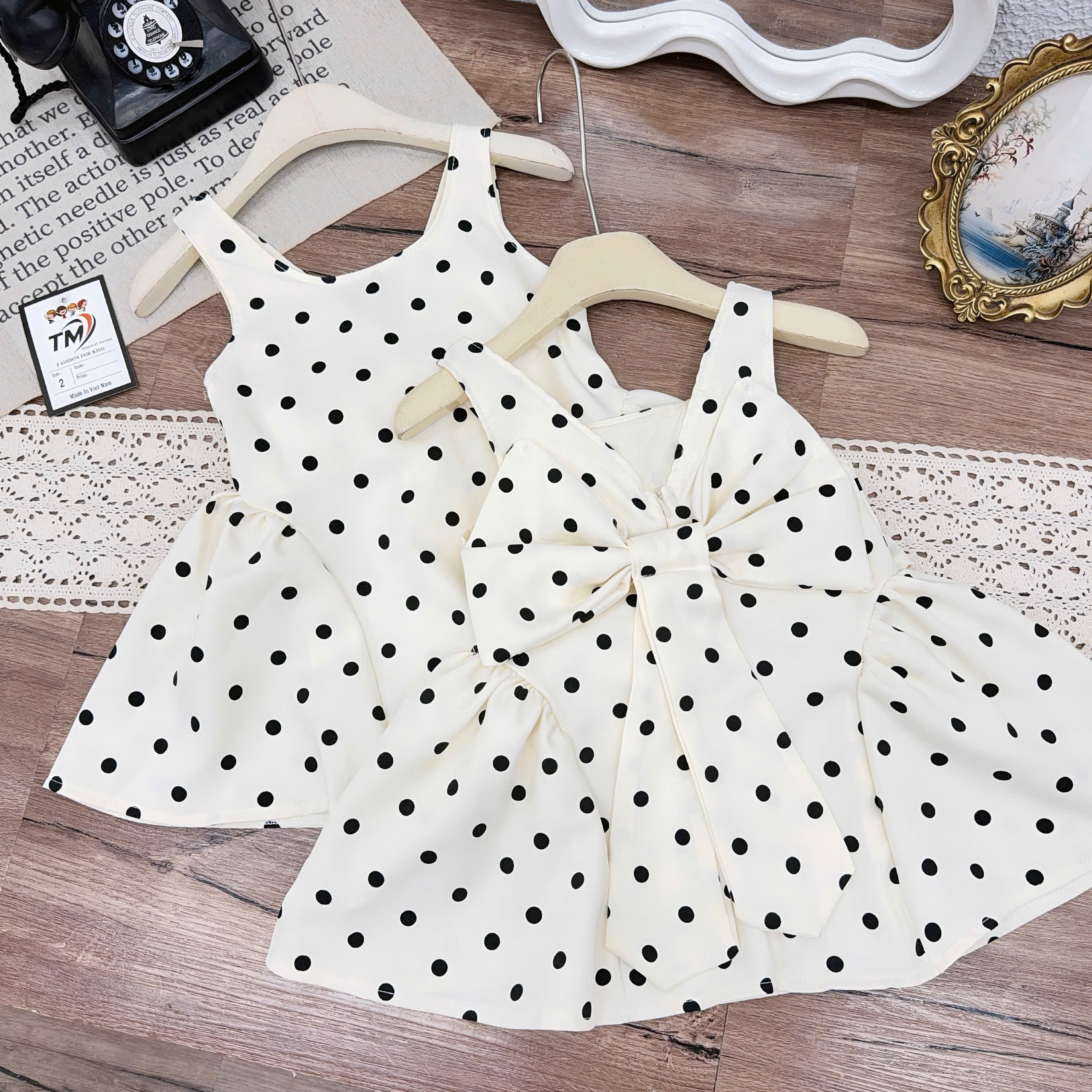 Váy chấm bi nơ sau bé gái