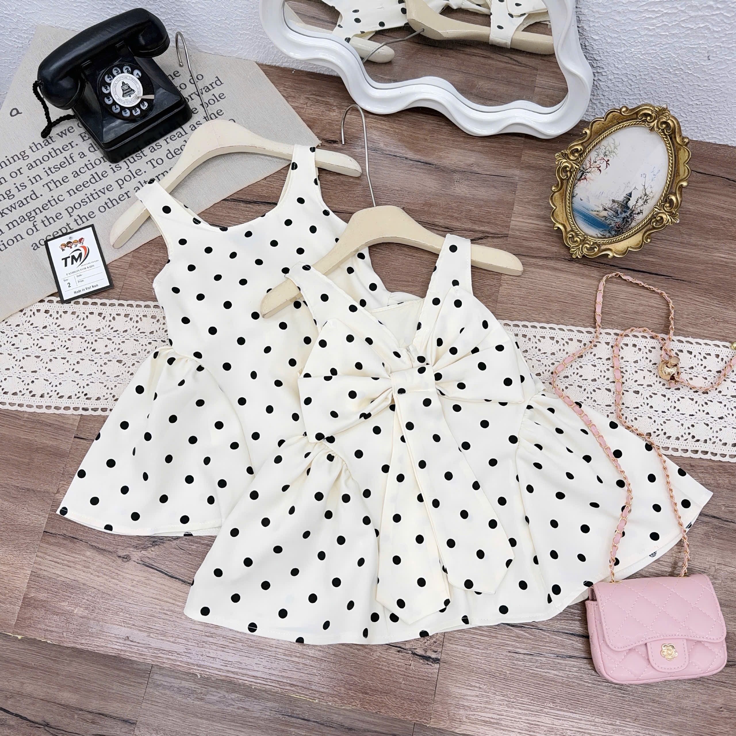 Váy chấm bi nơ sau bé gái