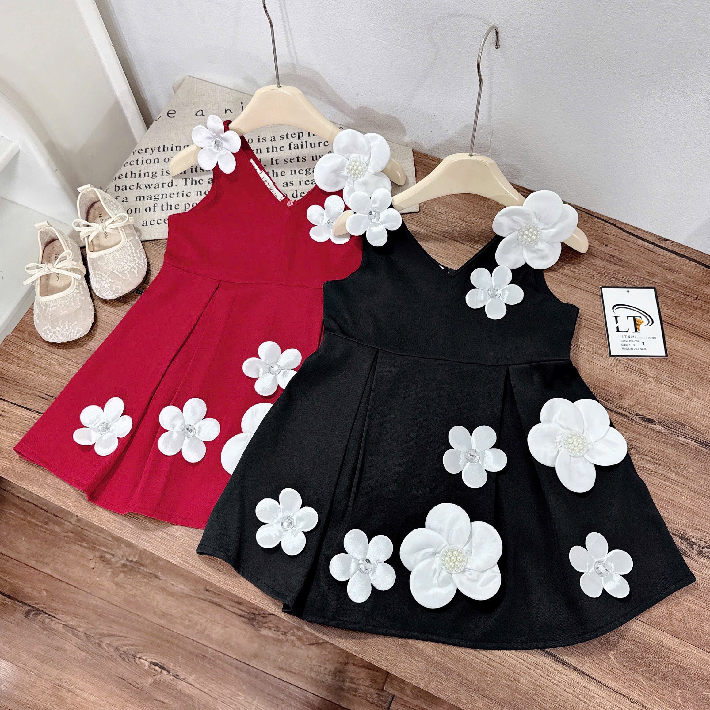 Váy cổ tim đính hoa lt bé gái