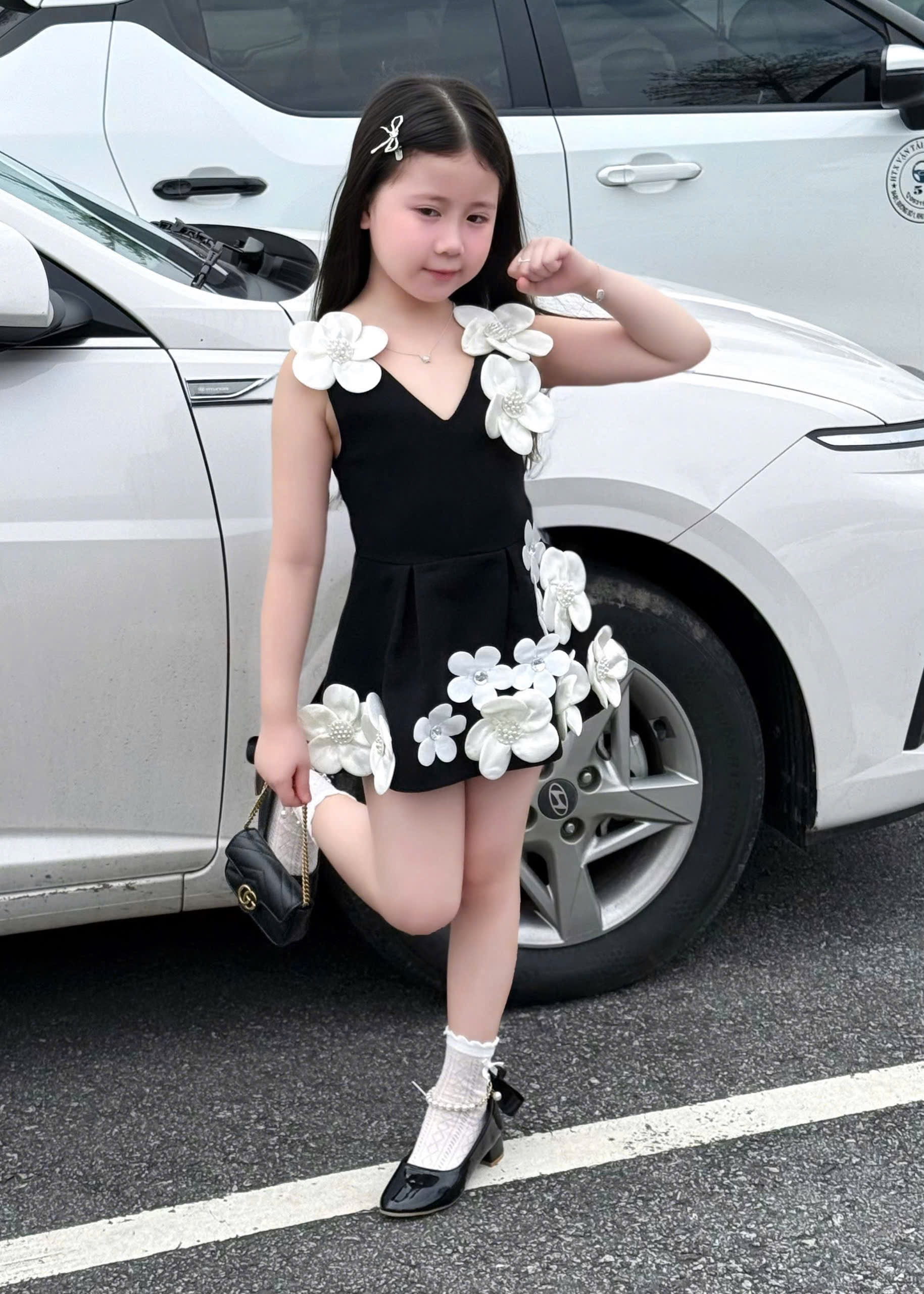 Váy cổ tim đính hoa lt bé gái