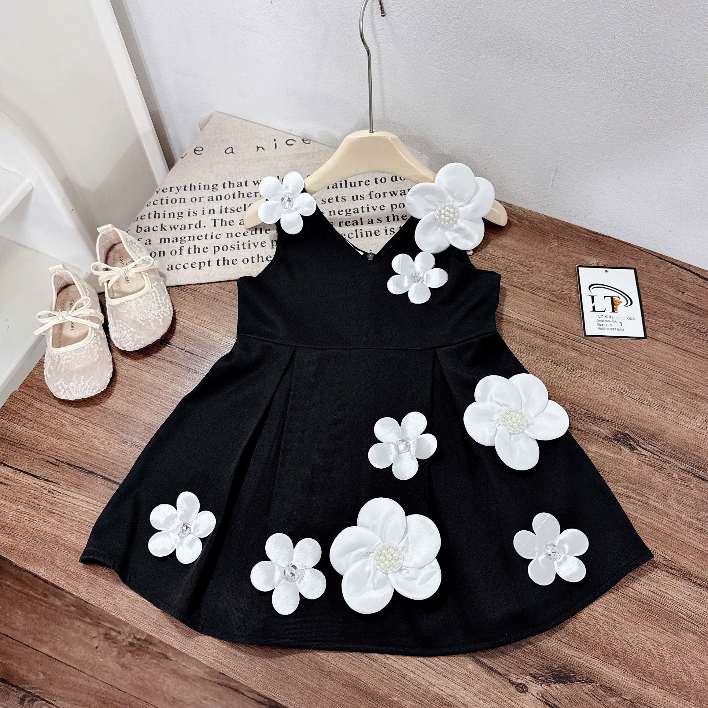 Váy cổ tim đính hoa lt bé gái