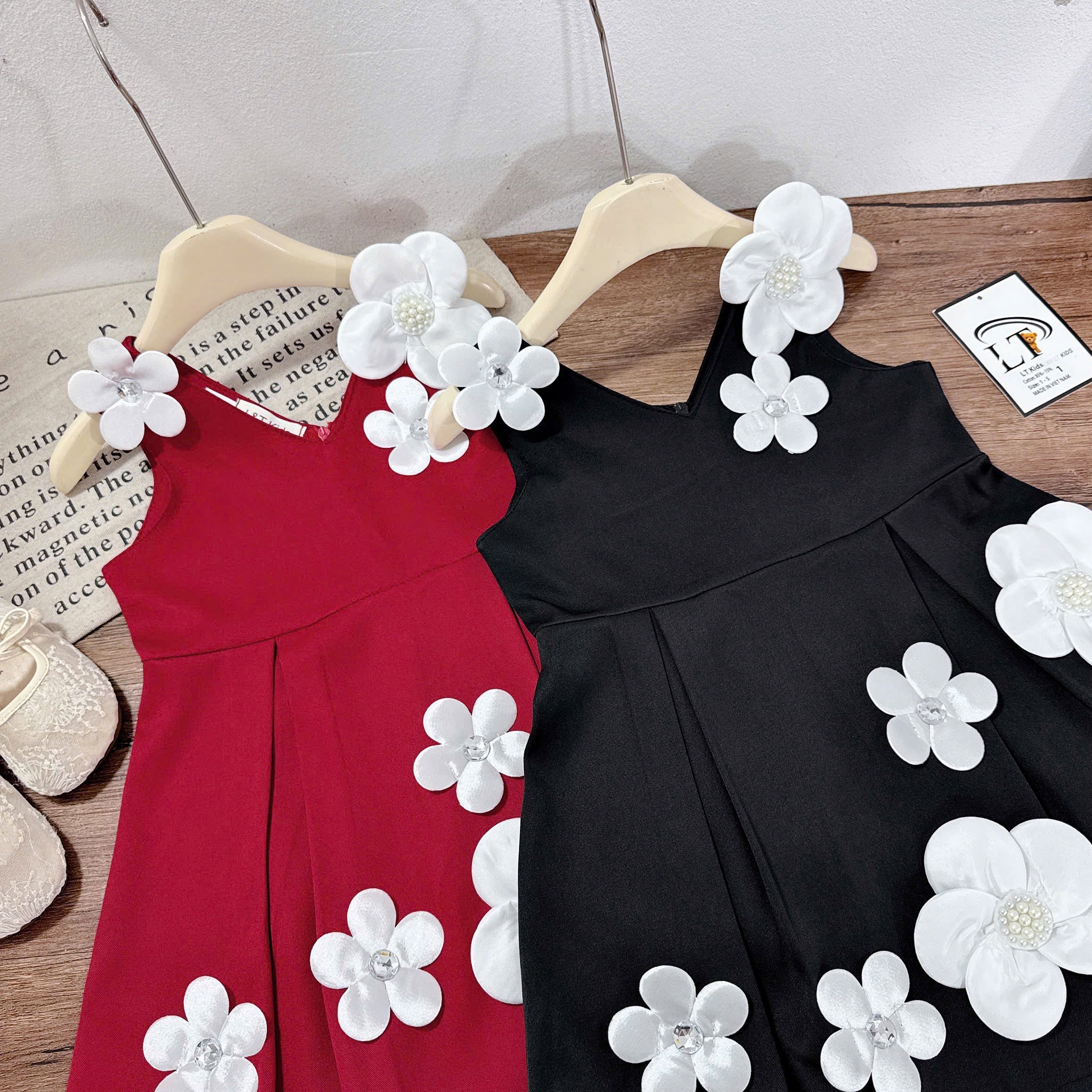 Váy cổ tim đính hoa lt bé gái