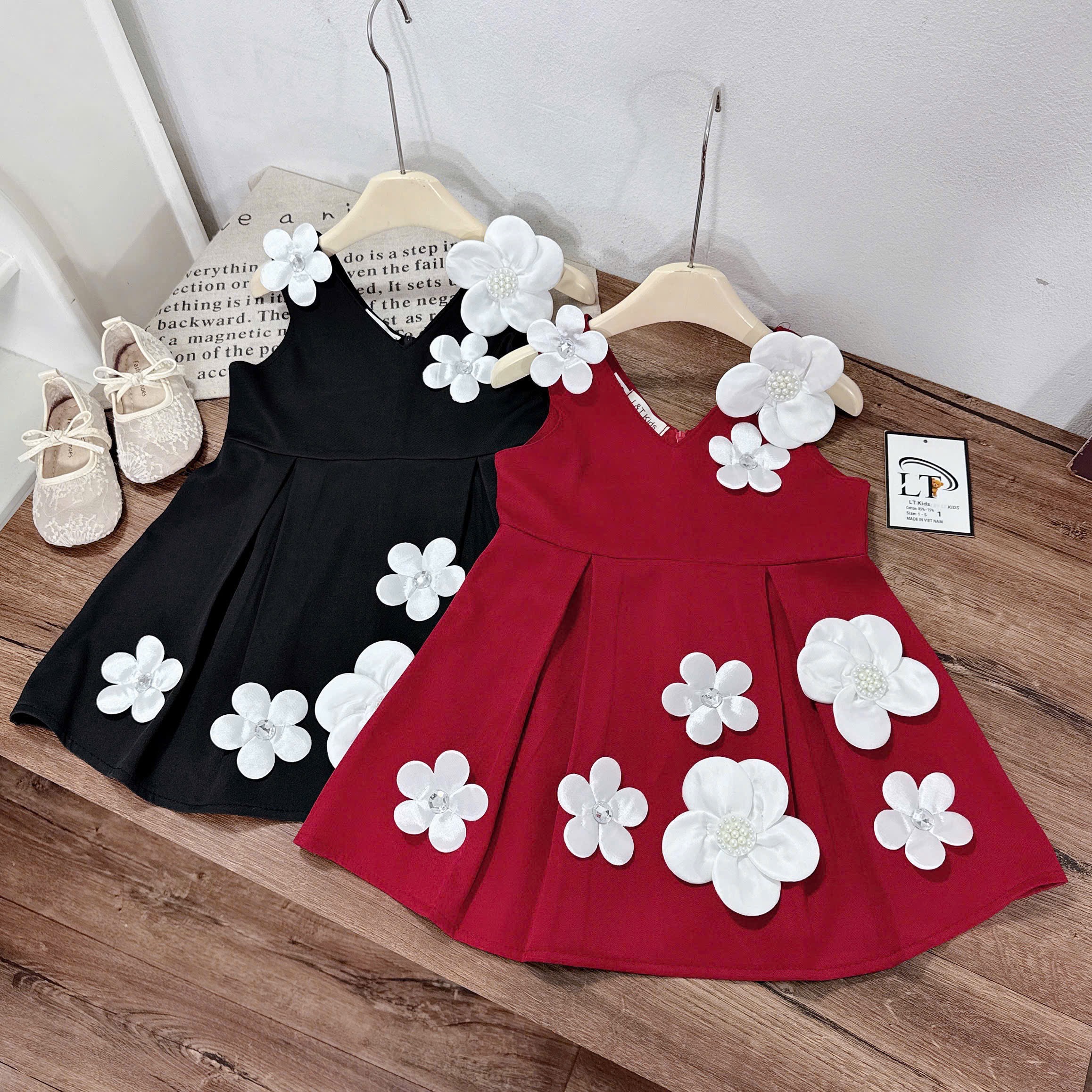 Váy cổ tim đính hoa lt bé gái