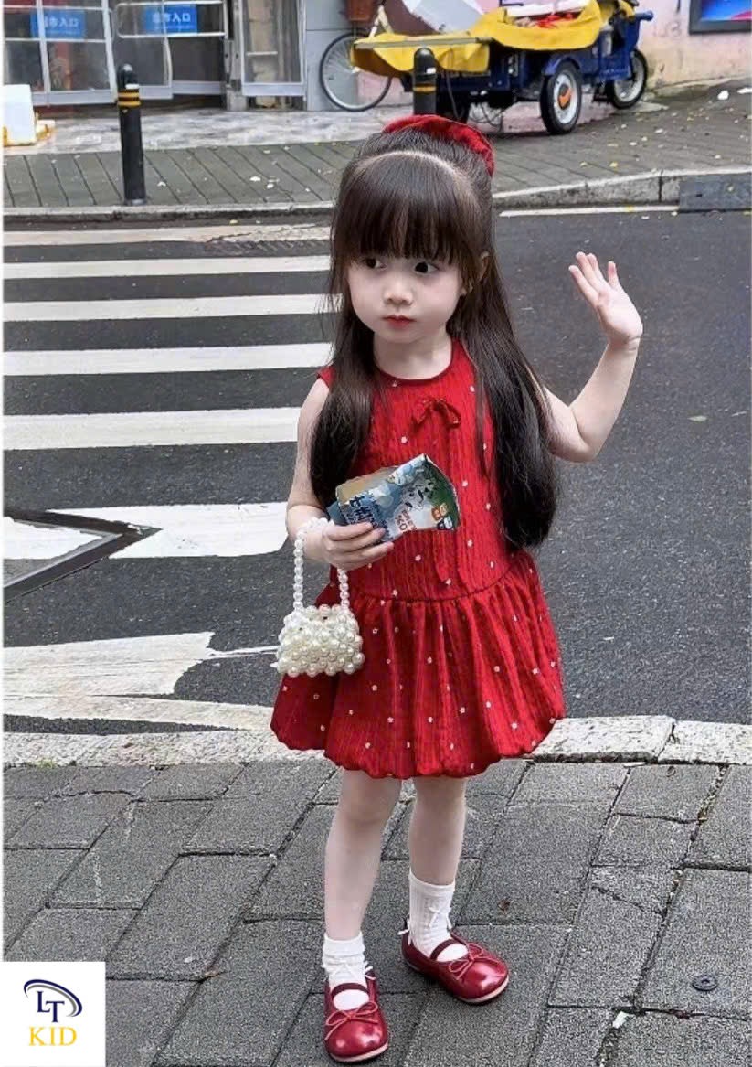 Váy đỏ kèm buộc tóc bé gái