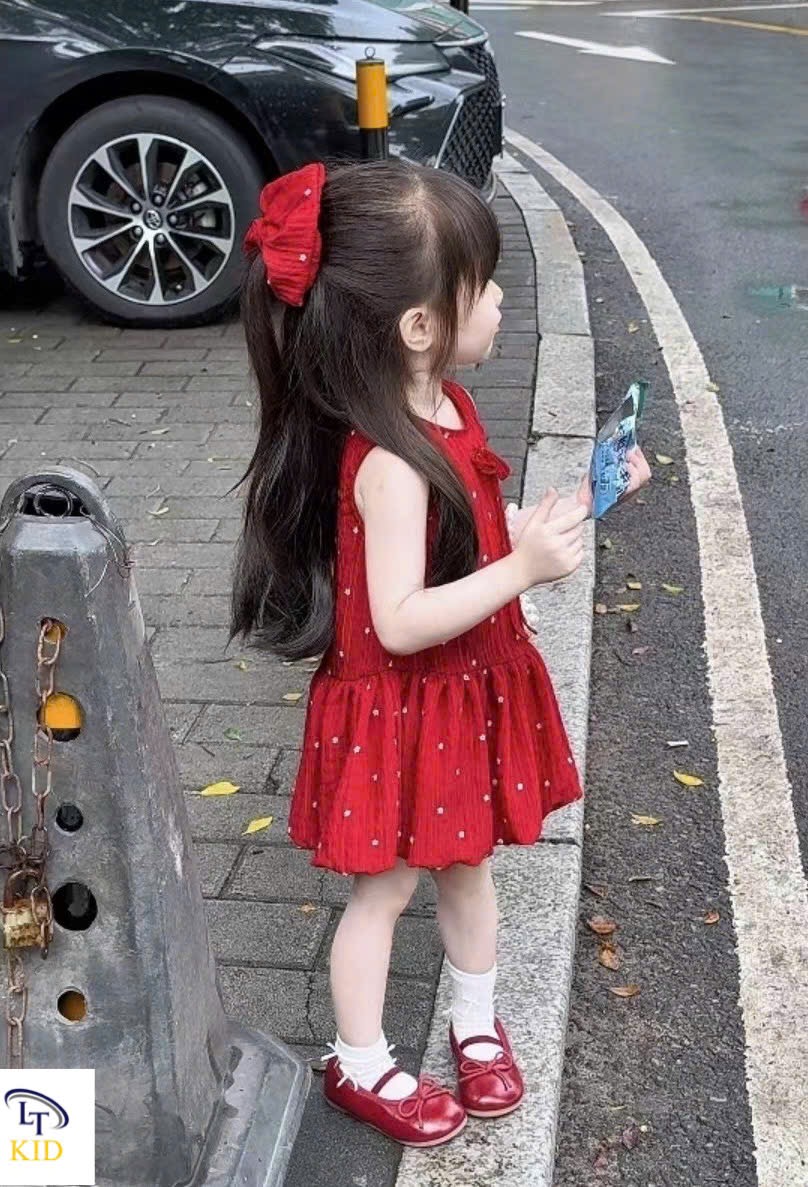 Váy đỏ kèm buộc tóc bé gái