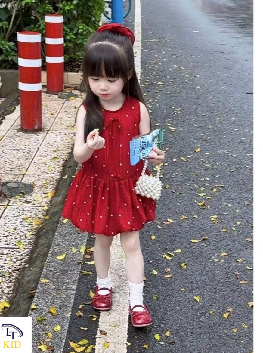 Váy đỏ kèm buộc tóc bé gái