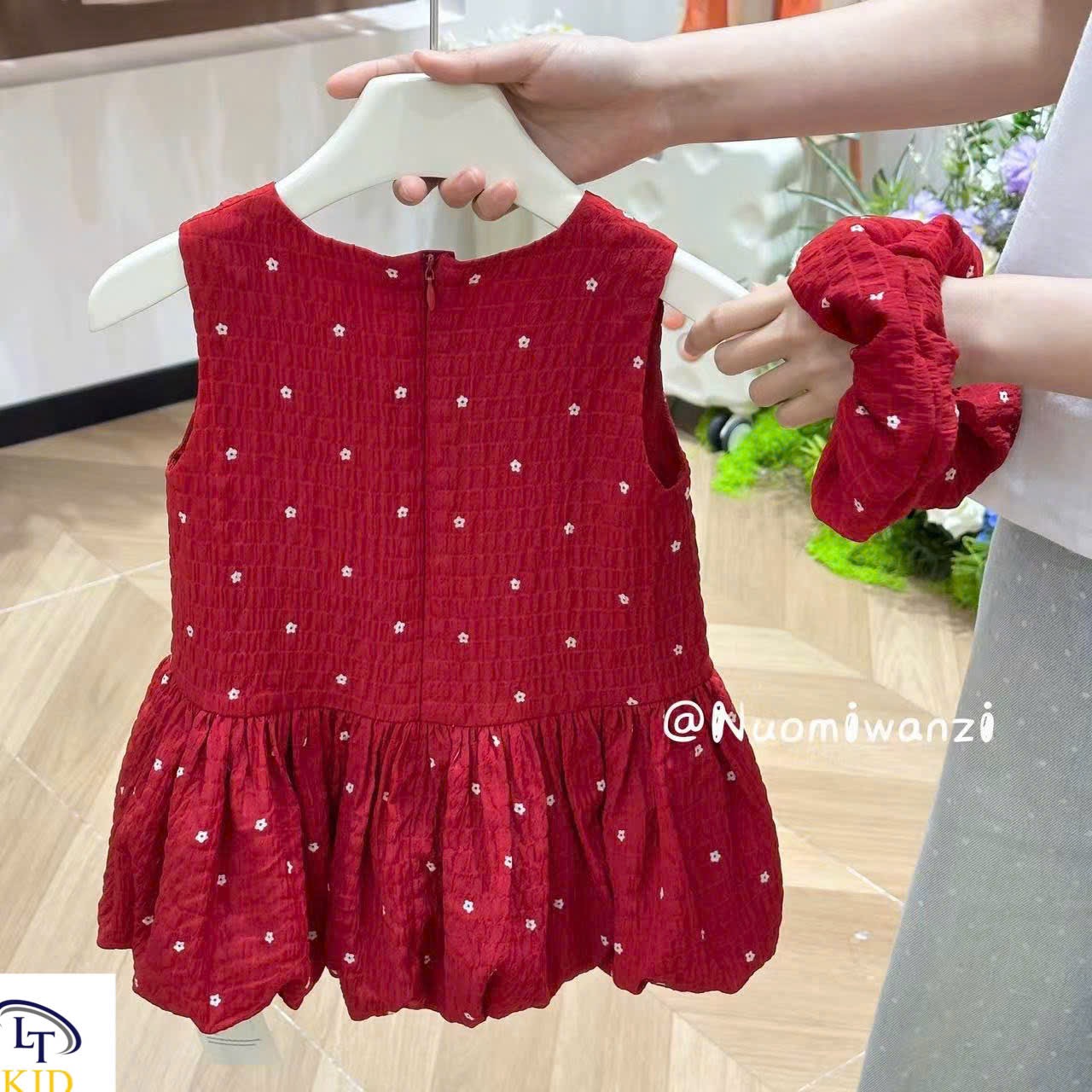 Váy đỏ kèm buộc tóc bé gái