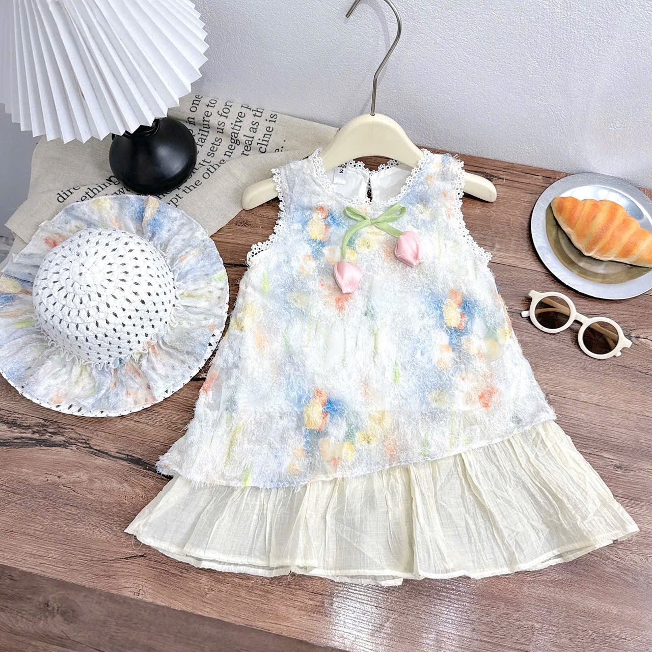 Váy hoa tuy lip xanh kèm mũ bé gái xk