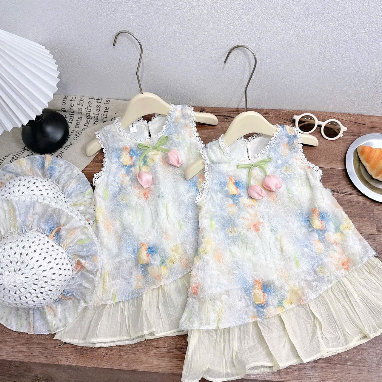 Váy hoa tuy lip xanh kèm mũ bé gái xk