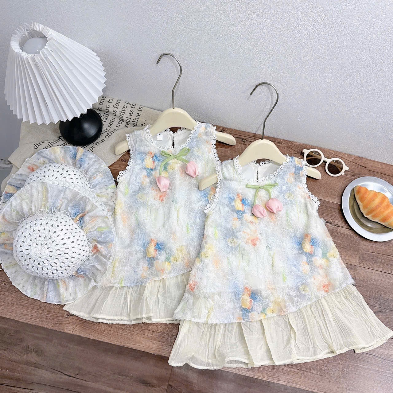 Váy hoa tuy lip xanh kèm mũ bé gái xk