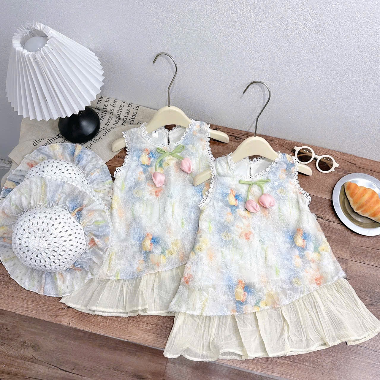 Váy hoa tuy lip xanh kèm mũ bé gái xk