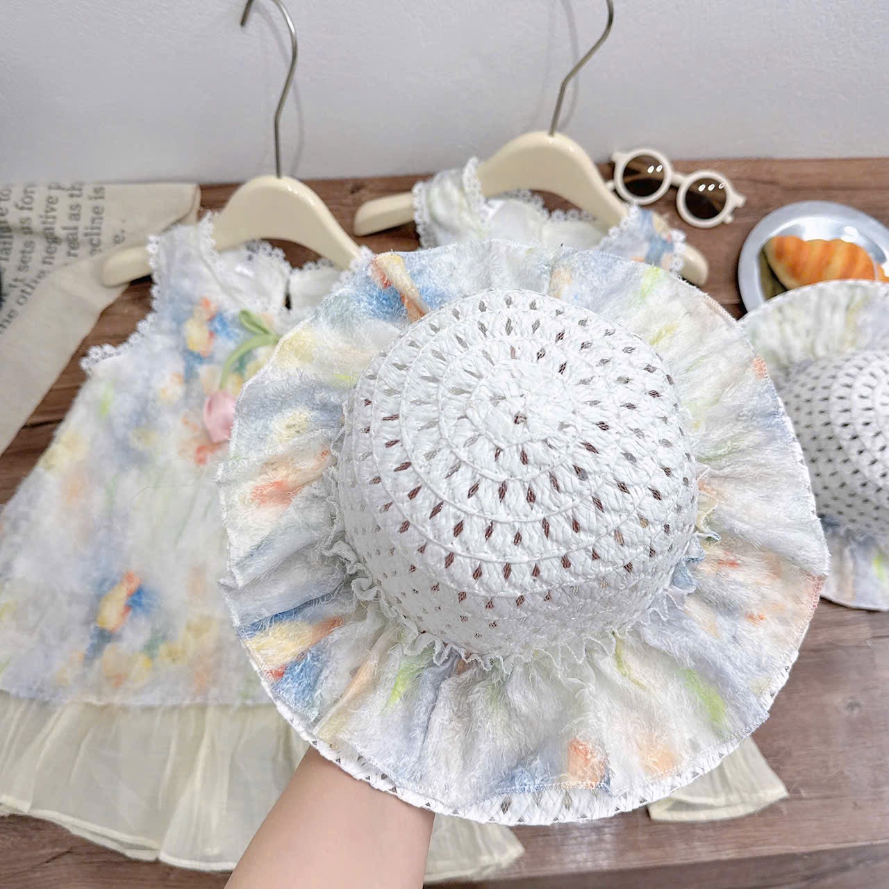 Váy hoa tuy lip xanh kèm mũ bé gái xk