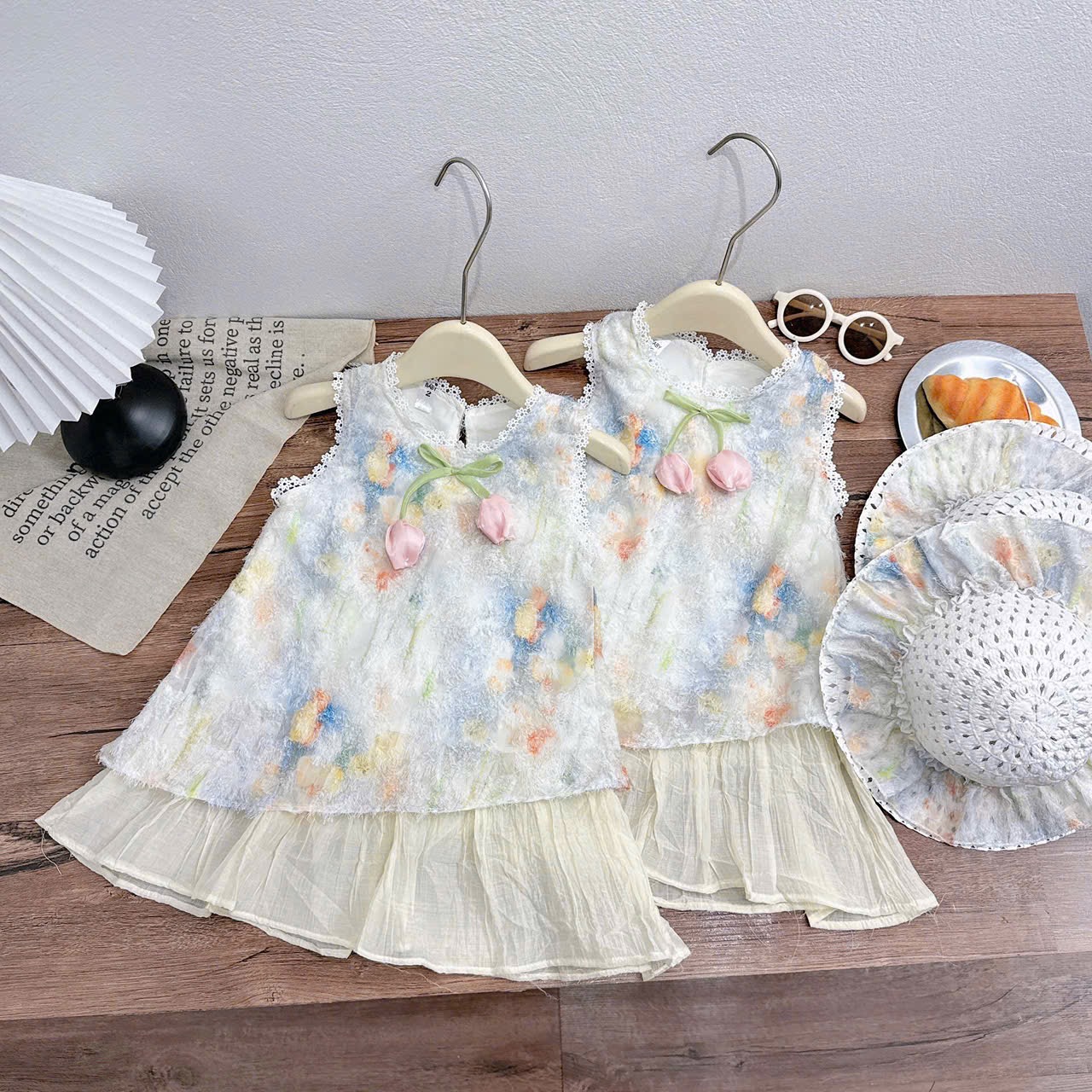 Váy hoa tuy lip xanh kèm mũ bé gái xk