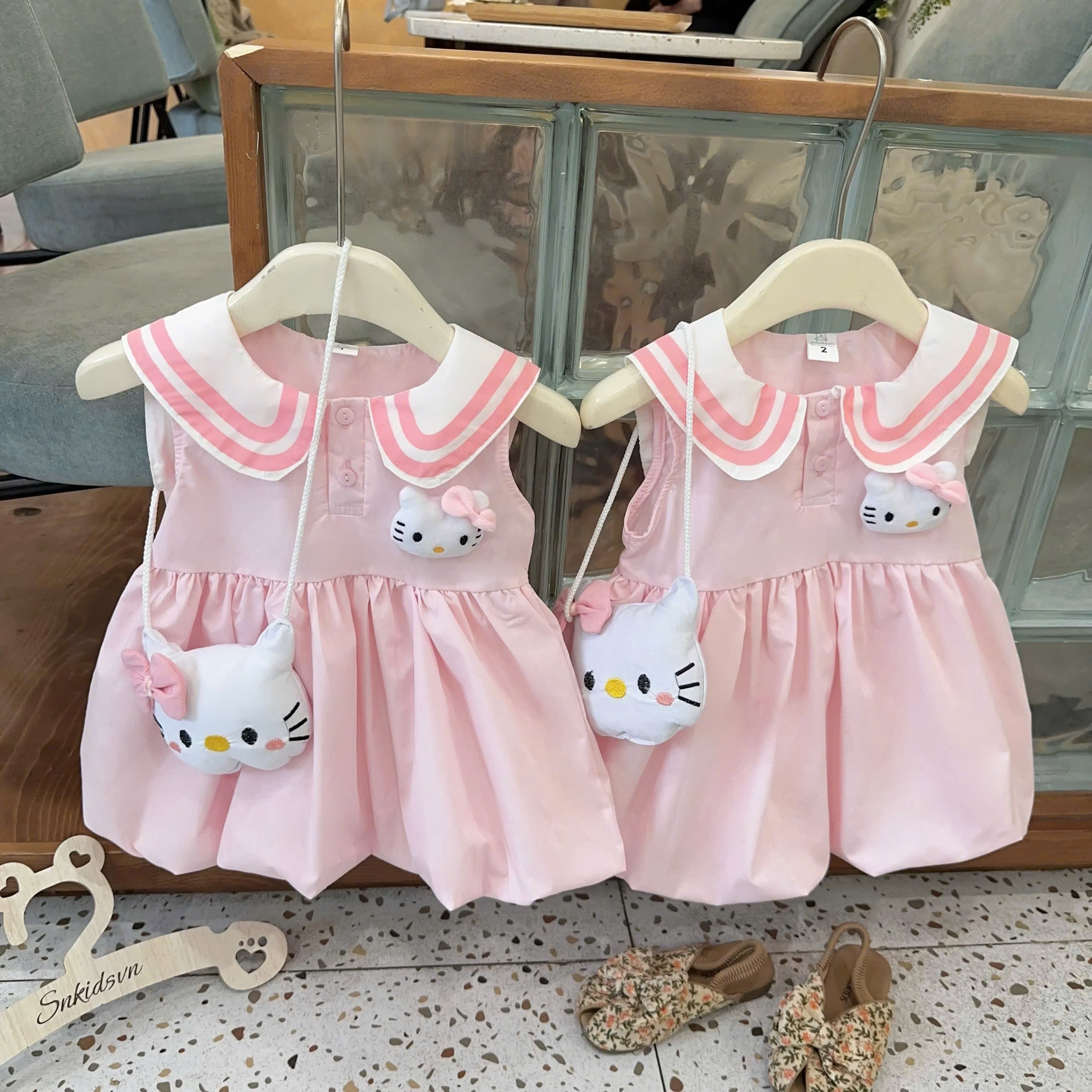 Váy hồng thỏ kèm túi đeo bé gái