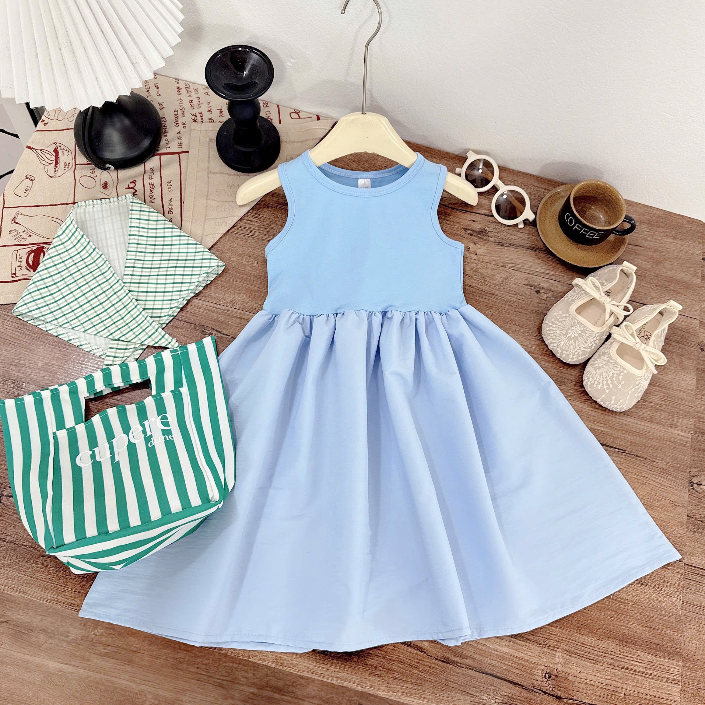 Váy sát nách kèm khăn túi bé gái
