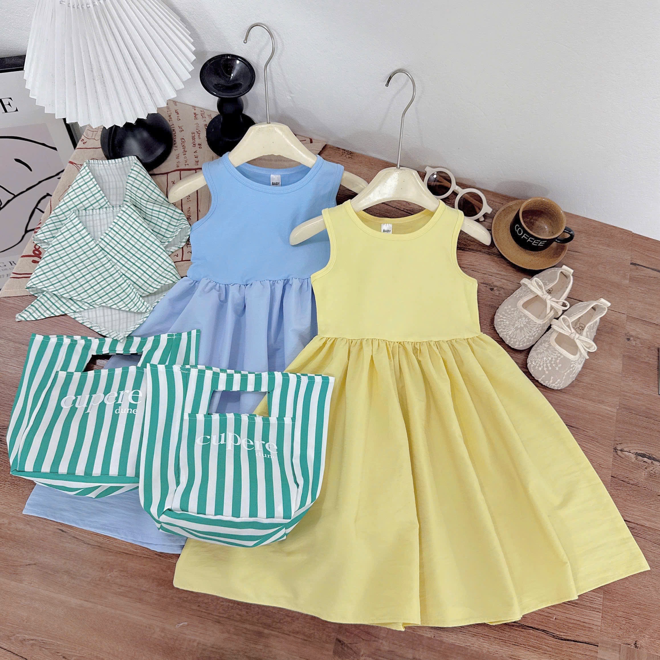 Váy sát nách kèm khăn túi bé gái