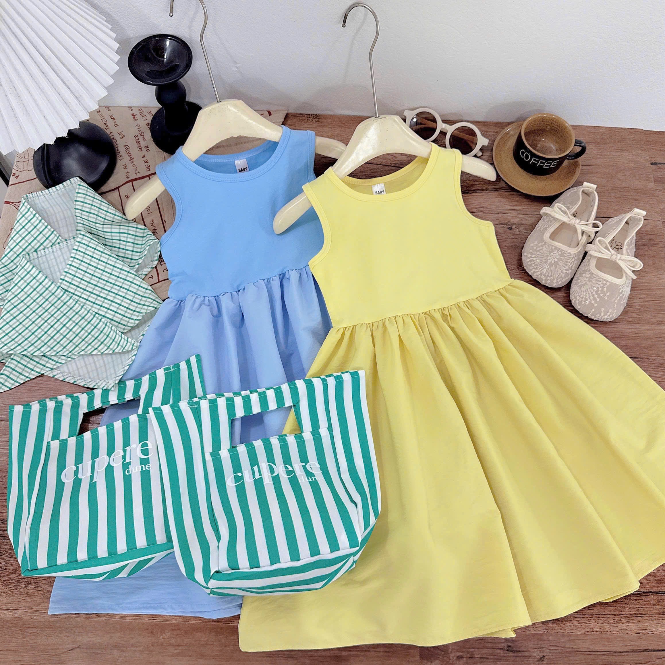 Váy sát nách kèm khăn túi bé gái